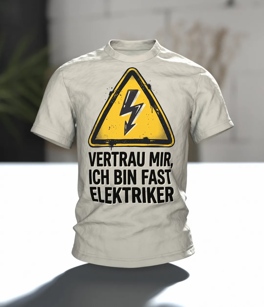 Elektriker T-Shirt "Vertrau mir, ich bin fast Elektriker", Warndreieck mit Blitz im Halbton-Druck, Im Raum