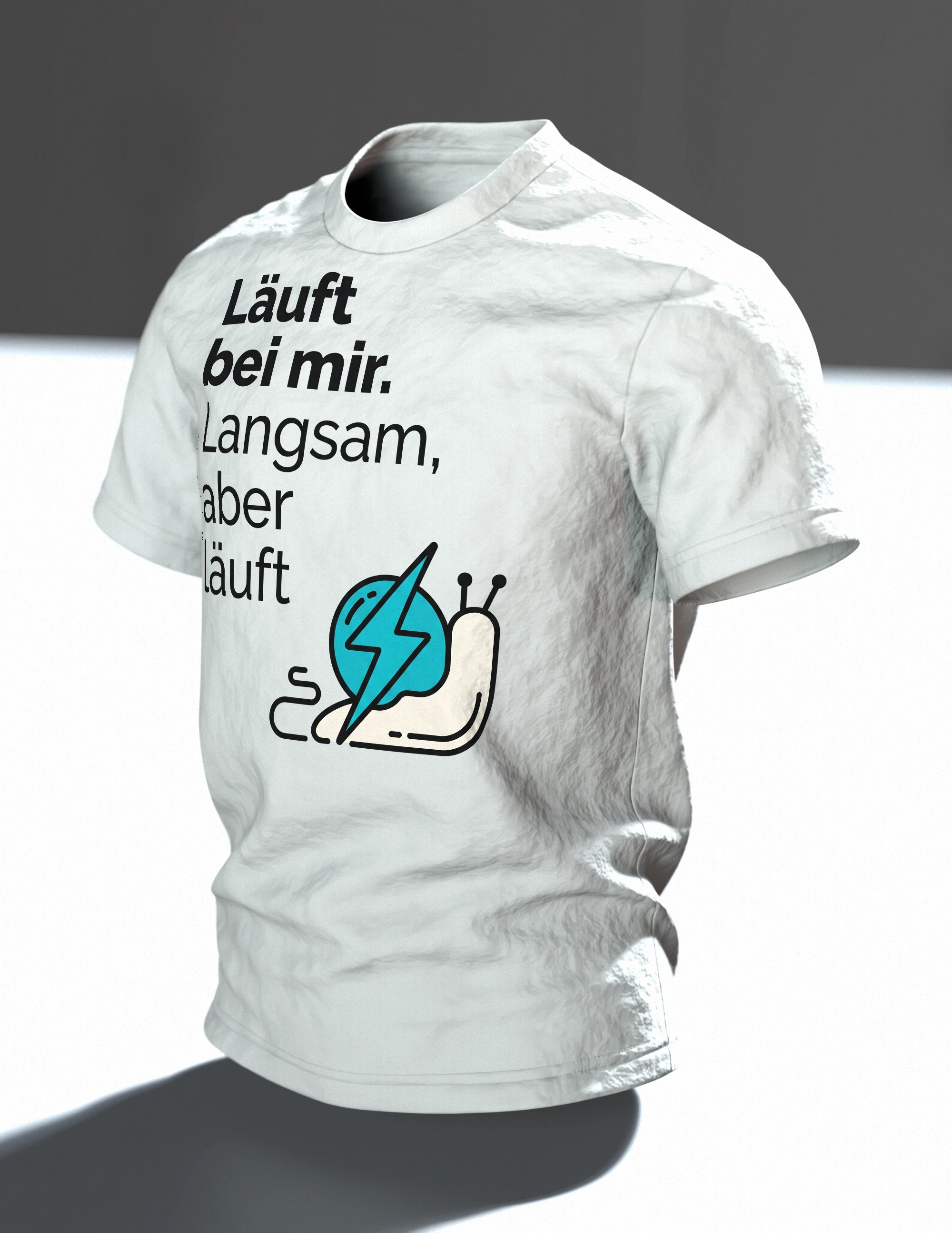 Läuft bei mir T-Shirt "Läuft bei mir. Langsam, aber läuft", Line-Art-Schnecke mit Blitz, Im Raum, schräg