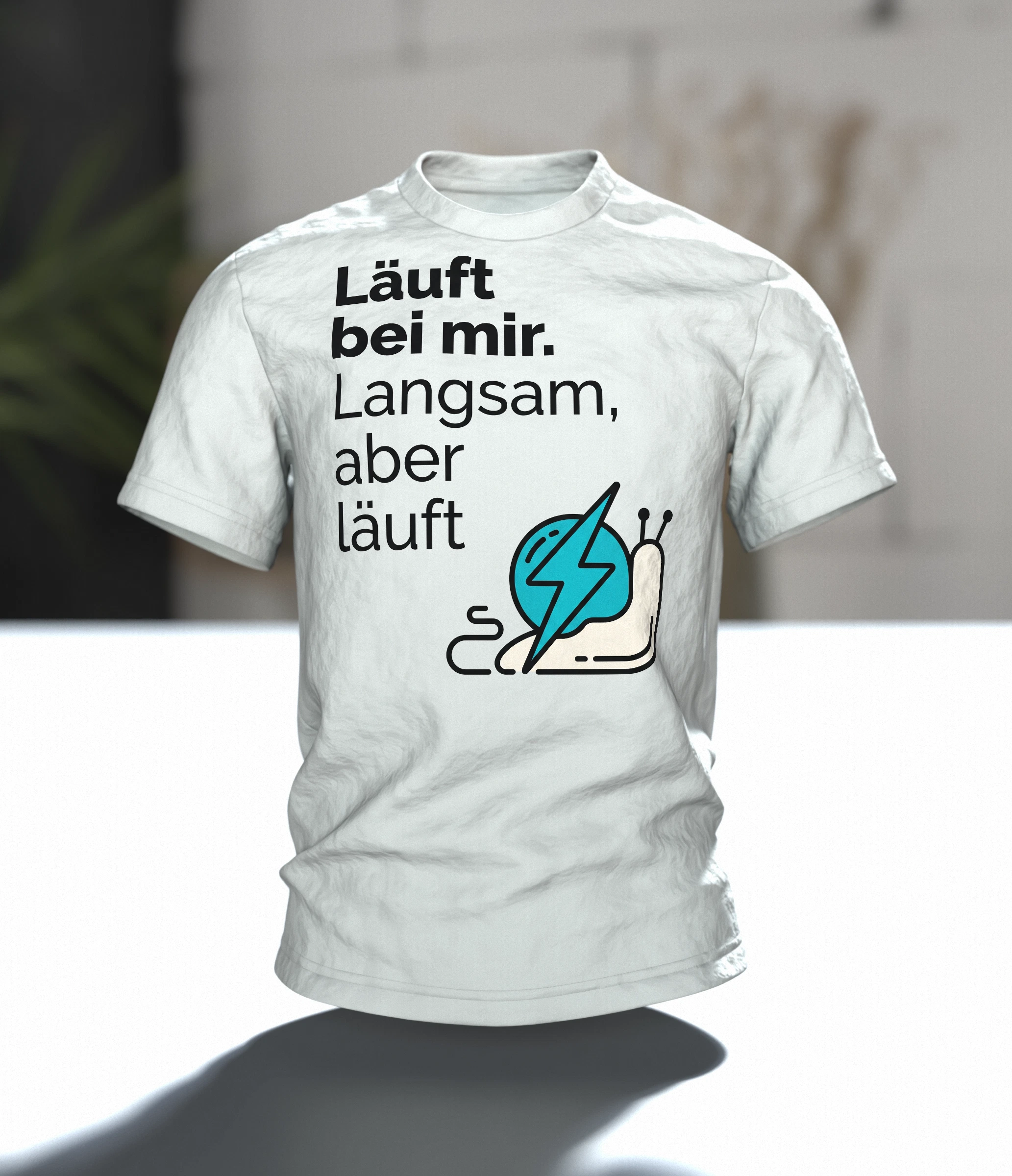 Läuft bei mir T-Shirt "Läuft bei mir. Langsam, aber läuft", Line-Art-Schnecke mit Blitz, Im Raum
