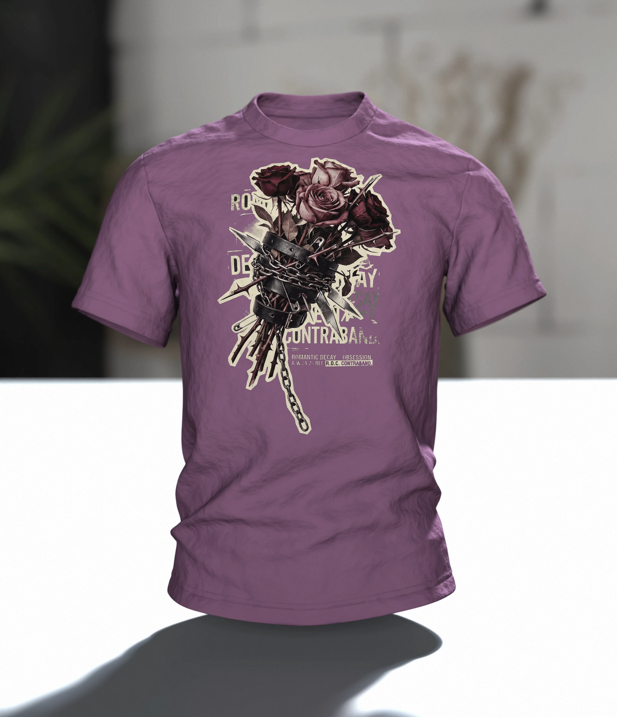 Romantic Decay T-Shirt, Rosen in Leder und Ketten mit Exploded-View-Rücken, Im Raum