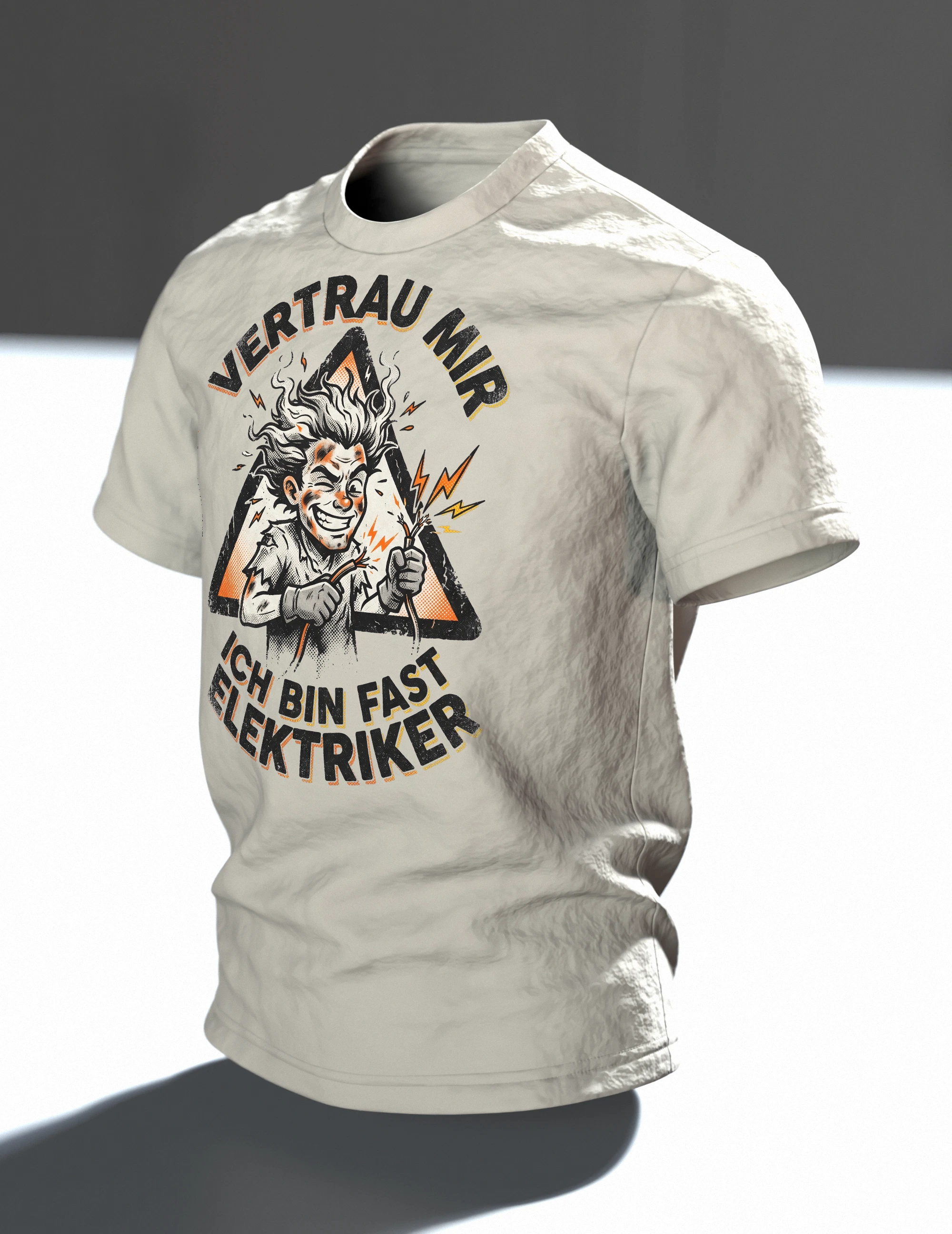 Elektriker Comic T-Shirt "Vertrau mir, ich bin fast Elektriker", versengter Held im Warndreieck, Im Raum, schräg