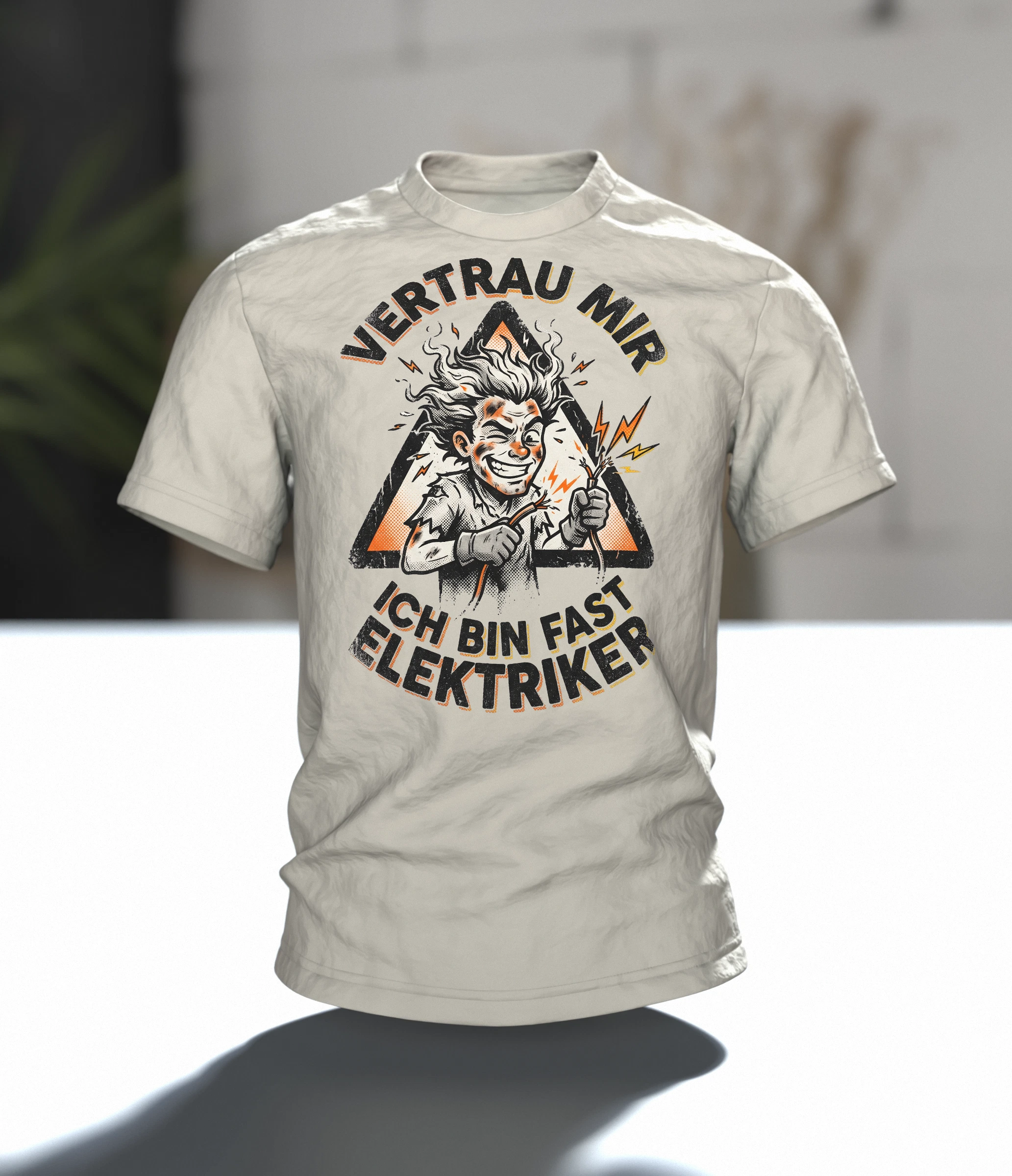 Elektriker Comic T-Shirt "Vertrau mir, ich bin fast Elektriker", versengter Held im Warndreieck, Im Raum