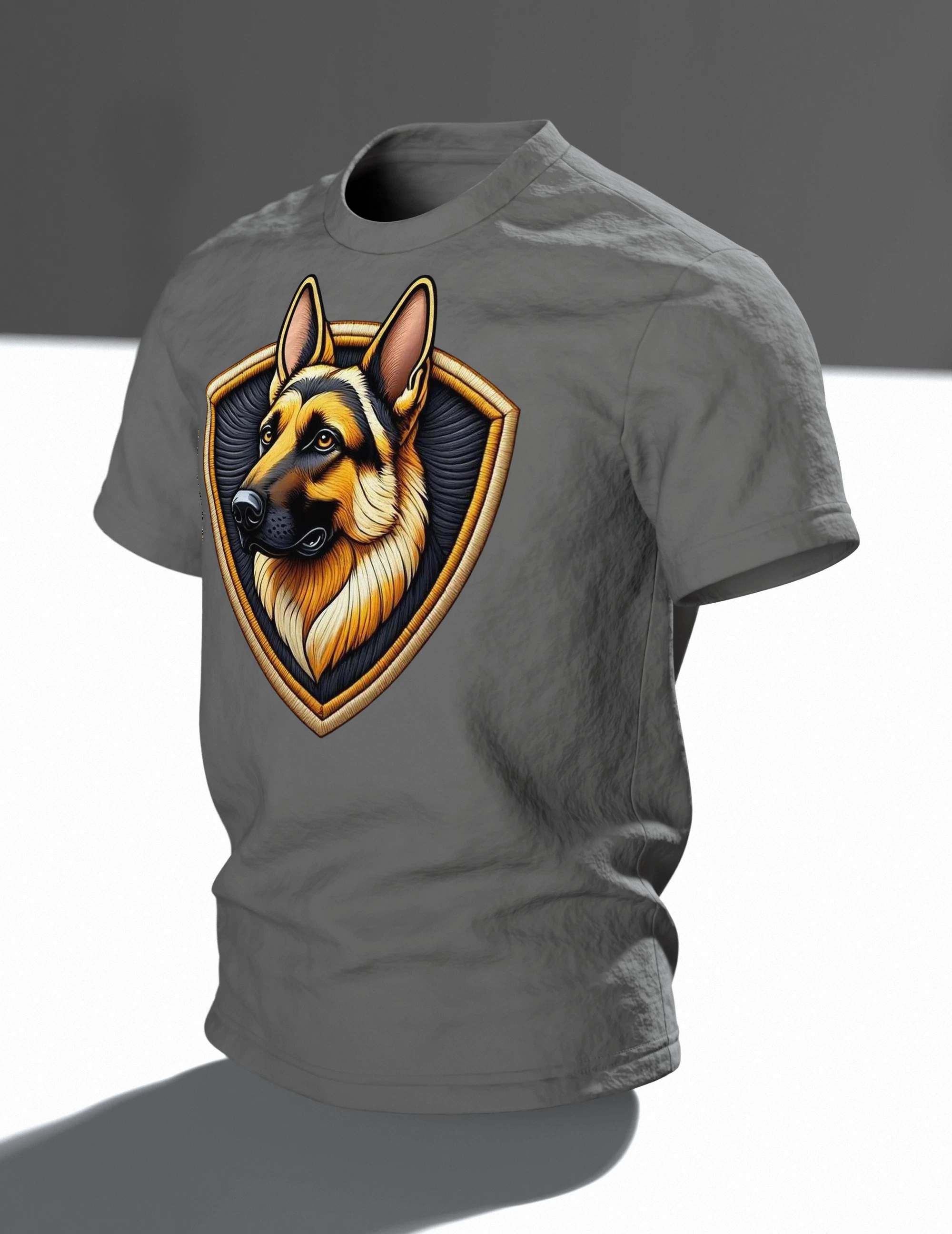 Schäferhund Wappen T-Shirt in Stickerei-Optik, Kopf im Schild vorn, genähtes Porträt am Rücken, Im Raum, schräg