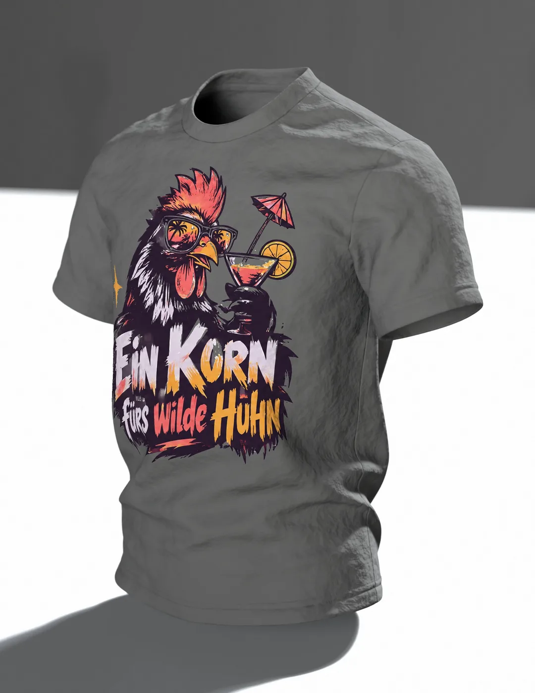 Ein Korn fürs wilde Huhn T-Shirt: Party-Hahn mit Sonnenbrille und Cocktail, Pinselschrift, Rückenprint, Im Raum, schräg