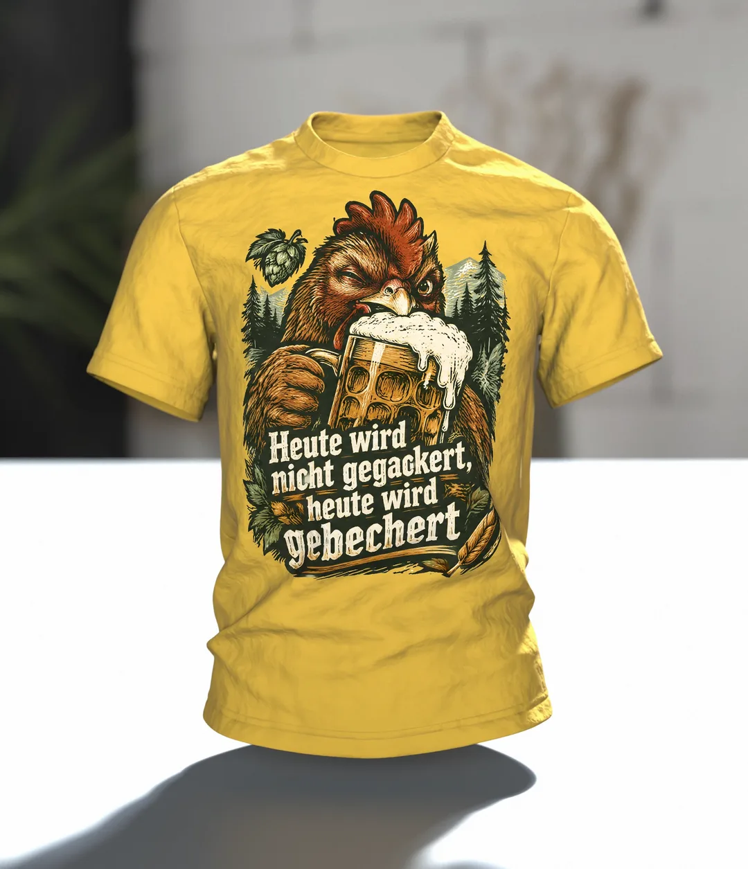 Heute wird nicht gegackert, heute wird gebechert T-Shirt: Hahn mit Bierkrug im Holzschnitt-Stil, Rückenprint, Im Raum