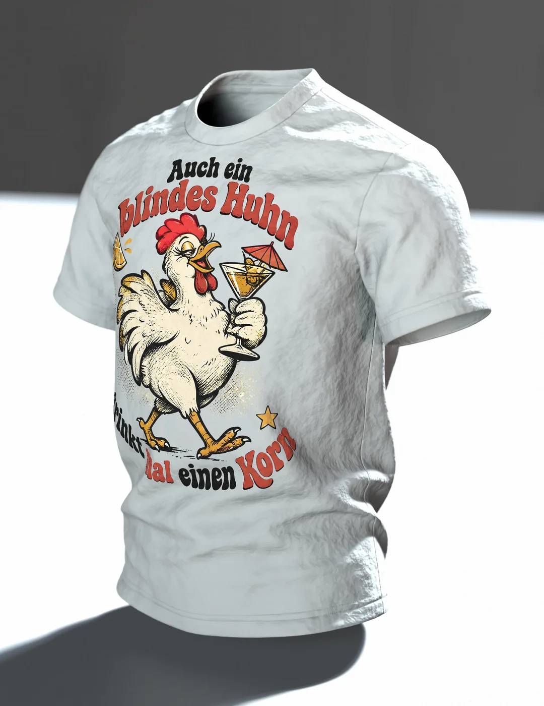 Auch ein blindes Huhn trinkt mal einen Korn T-Shirt: Retro-Huhn mit Cocktail, Saufspruch vorn, Rückenprint, Im Raum, schräg