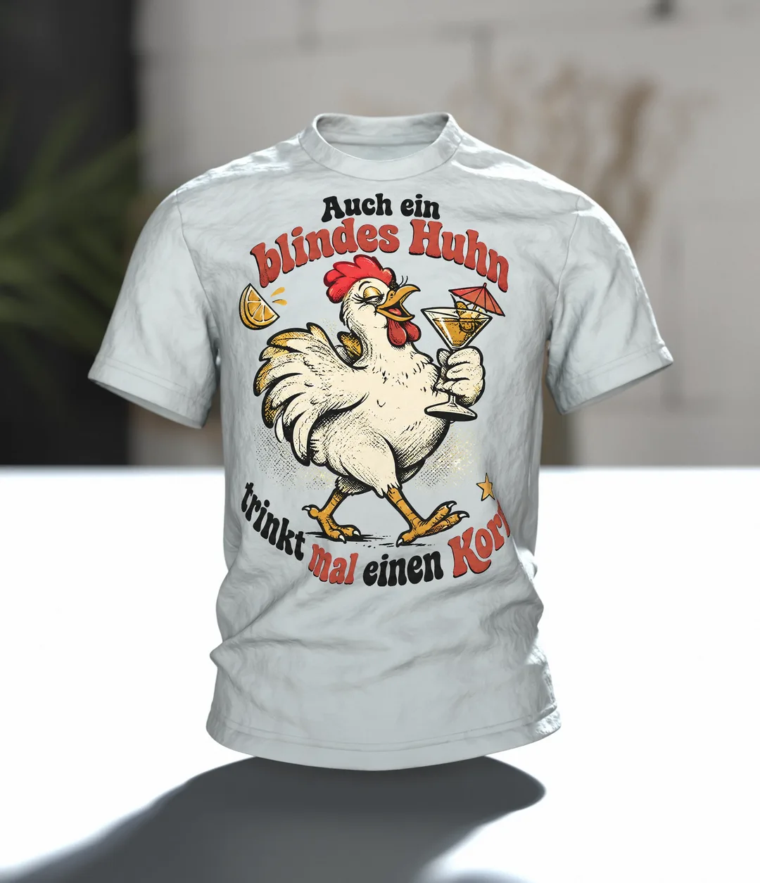 Auch ein blindes Huhn trinkt mal einen Korn T-Shirt: Retro-Huhn mit Cocktail, Saufspruch vorn, Rückenprint, Im Raum