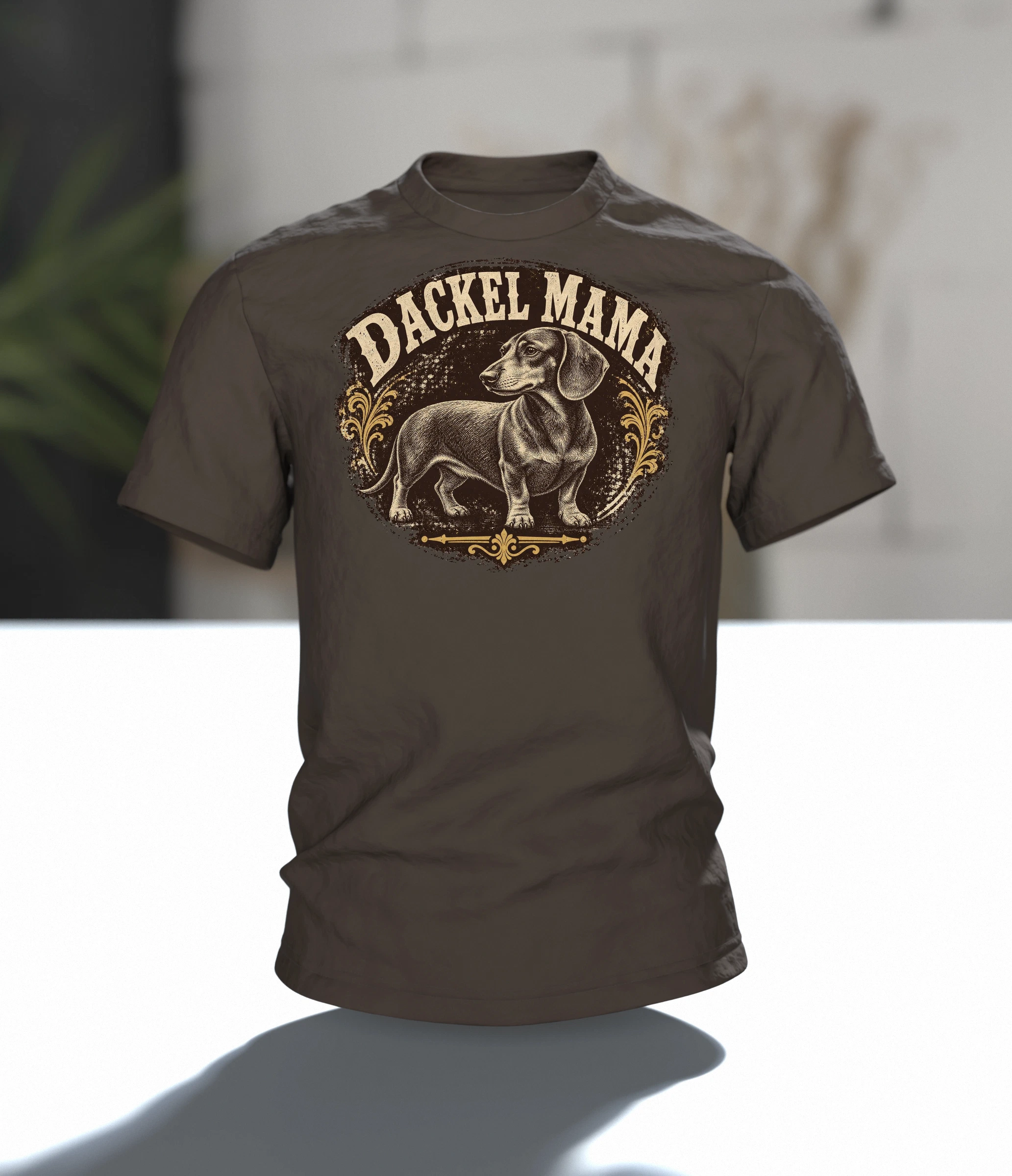 Dackel Mama T-Shirt, Vintage Gravur-Emblem im Used-Look mit Pfoten-Stempel, Im Raum