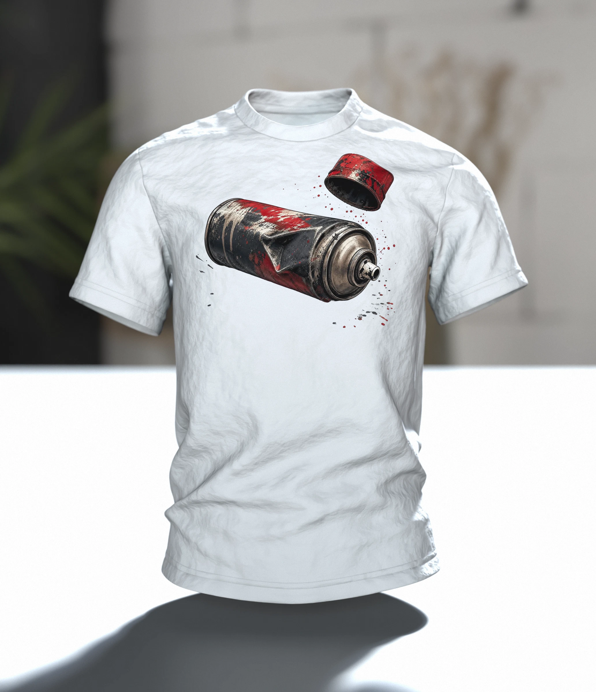 Spraydose T-Shirt: verbeulte Sprühdose in Chrom und Signalrot, Deckel im Flug, Im Raum