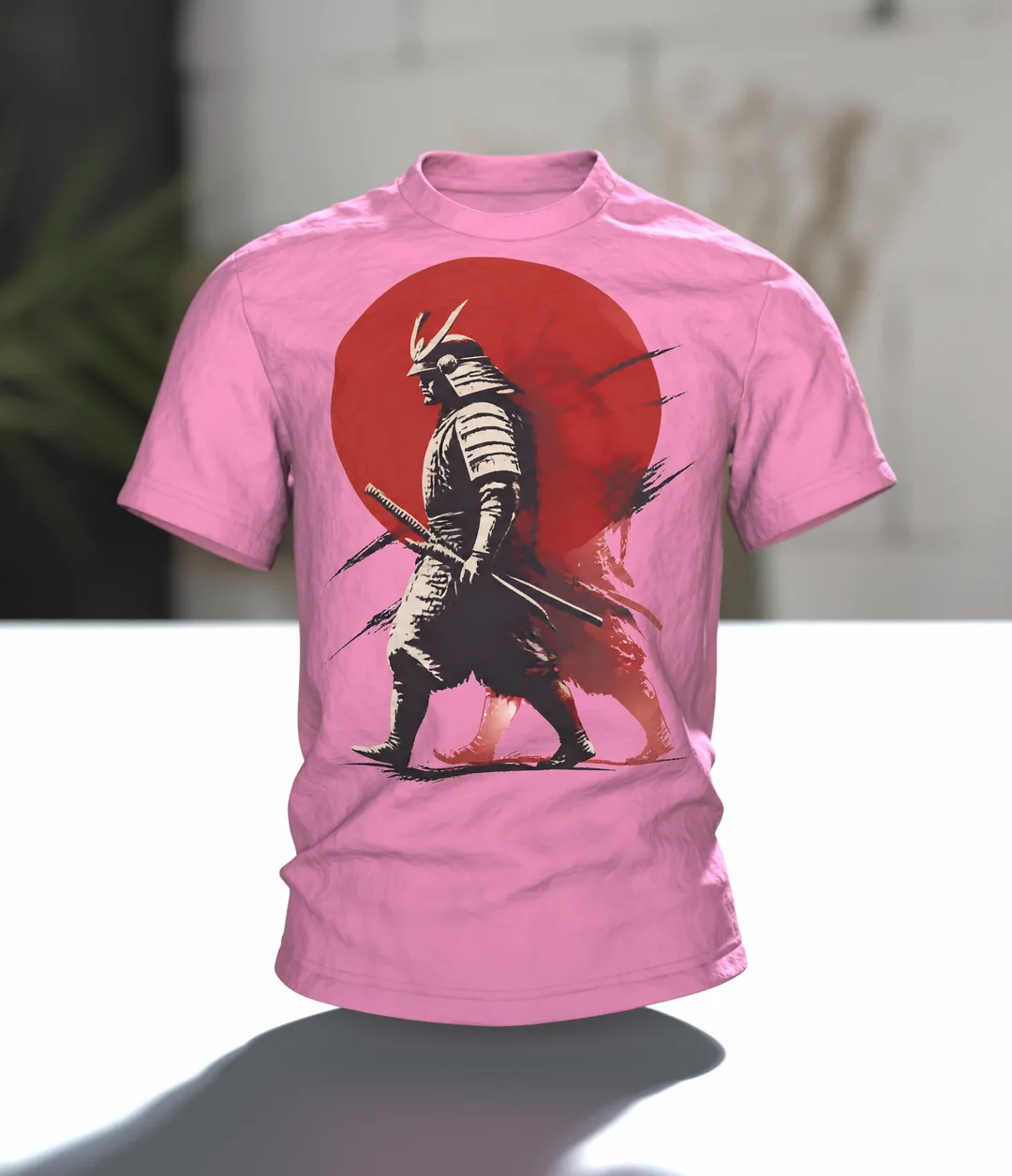 Samurai Silhouette T-Shirt: Mystischer Roter Mond, Im Raum