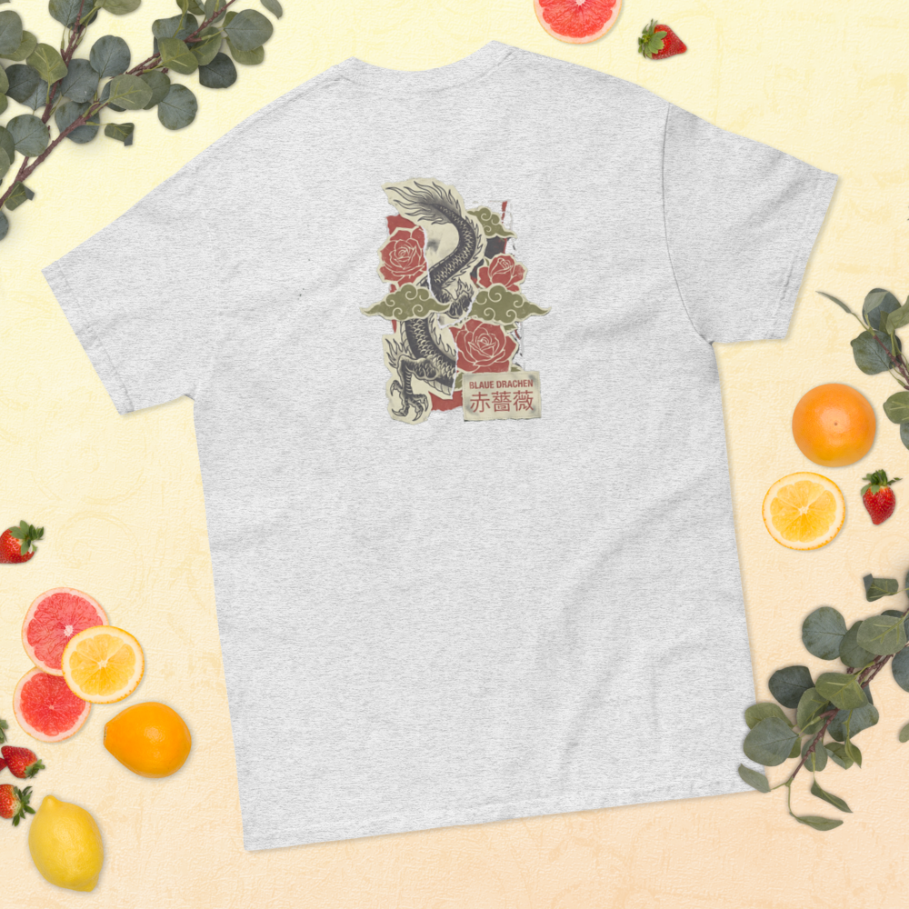 Asiatischer Drache und rote Rosen im Vintage-Collage-Stil T-Shirt