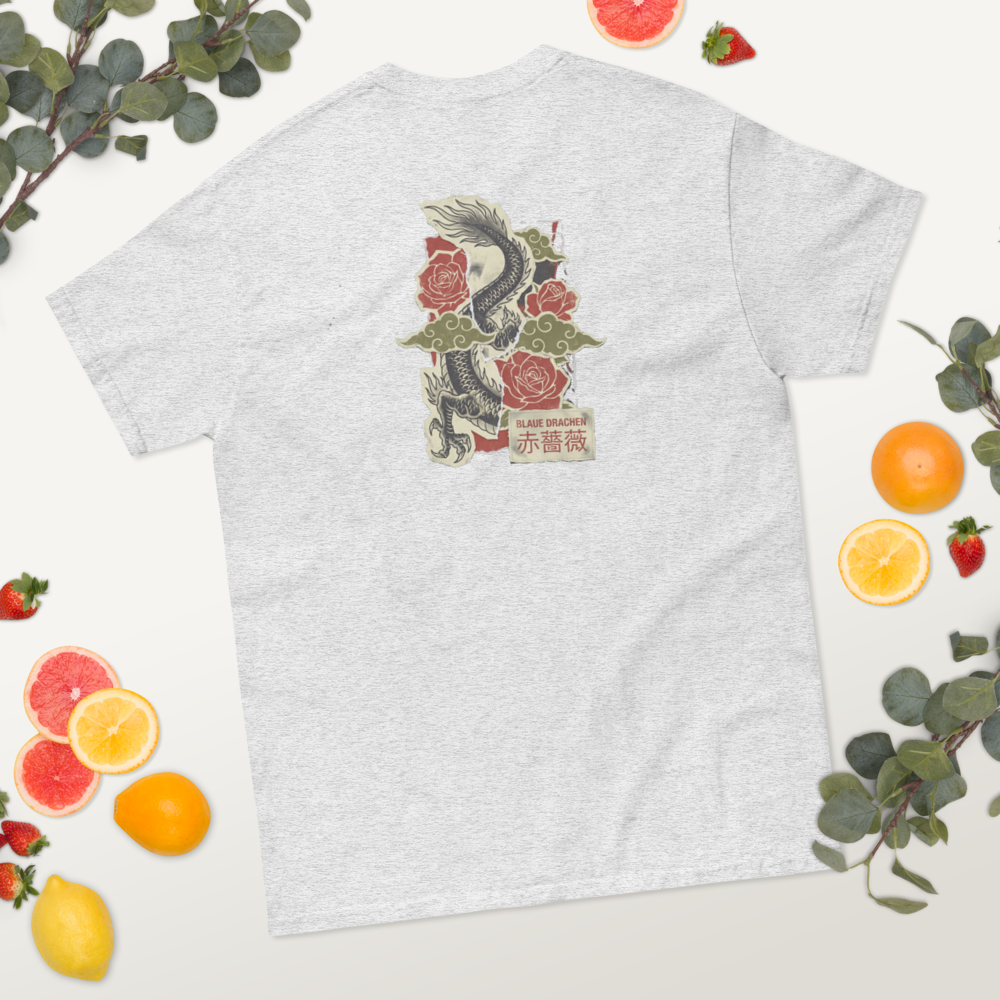 Asiatischer Drache und rote Rosen im Vintage-Collage-Stil T-Shirt