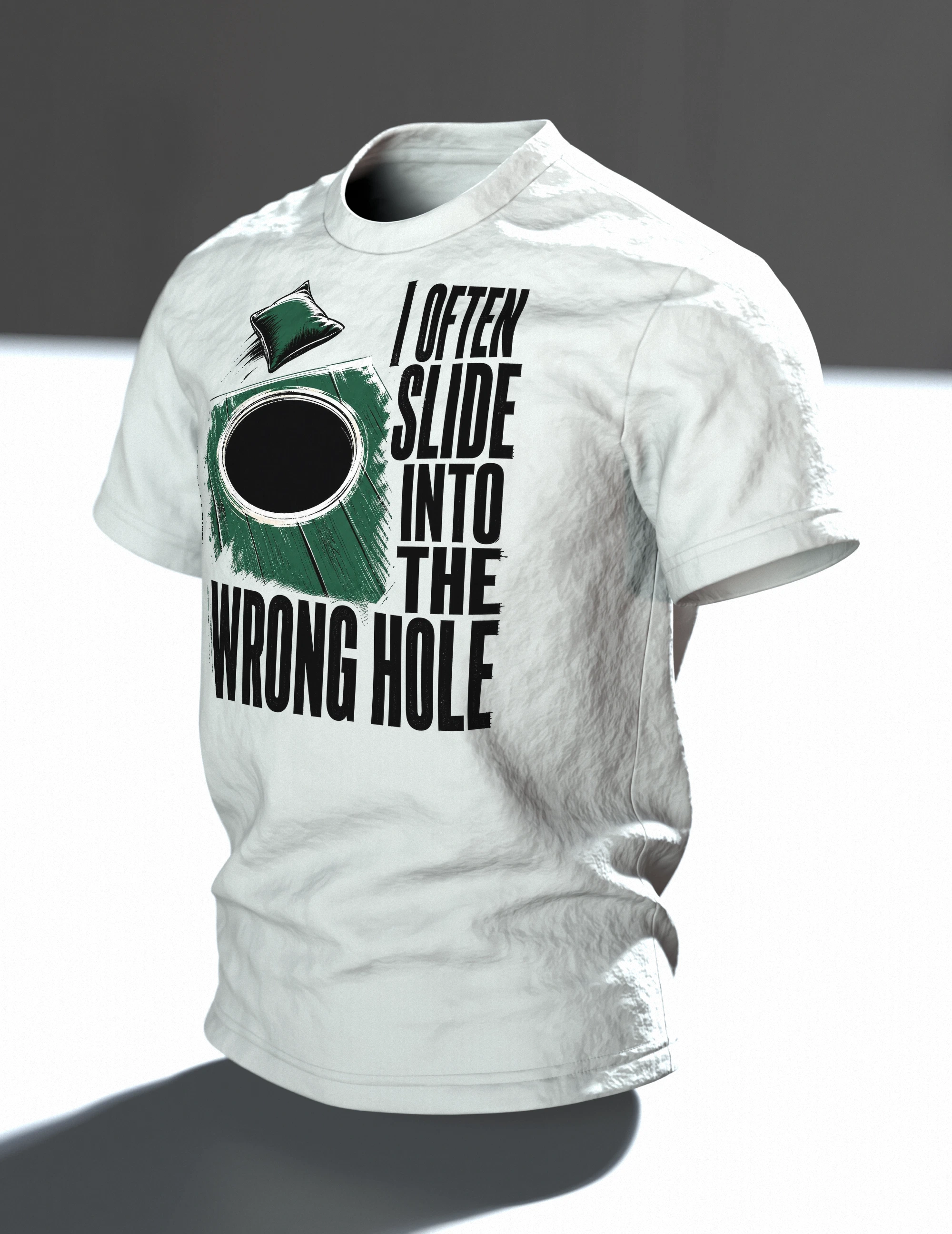 Cornhole T-Shirt "I often slide into the wrong hole", Brett mit Wurfsack in Flaschengrün, Grunge-Typo, Im Raum, schräg