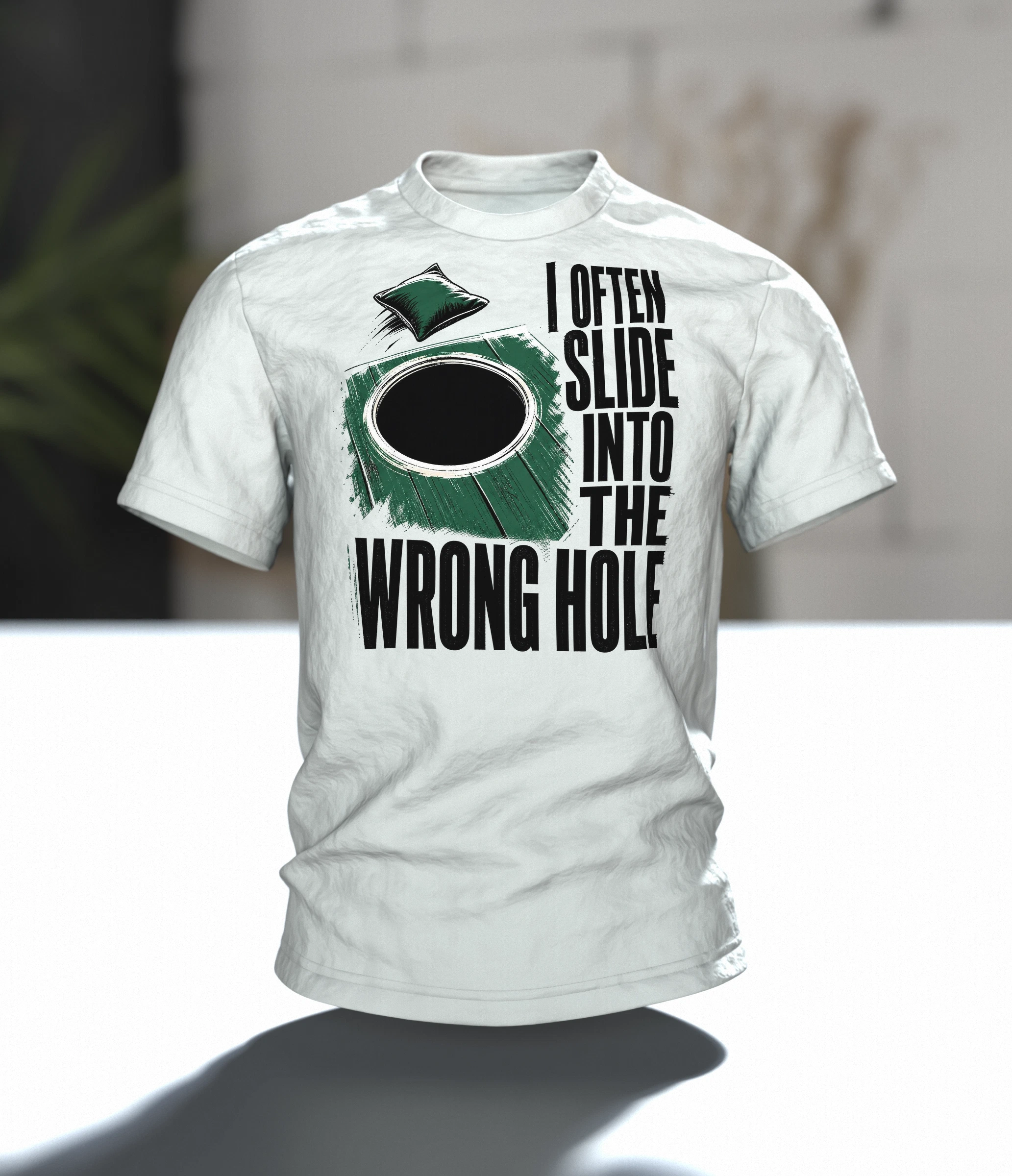 Cornhole T-Shirt "I often slide into the wrong hole", Brett mit Wurfsack in Flaschengrün, Grunge-Typo, Im Raum