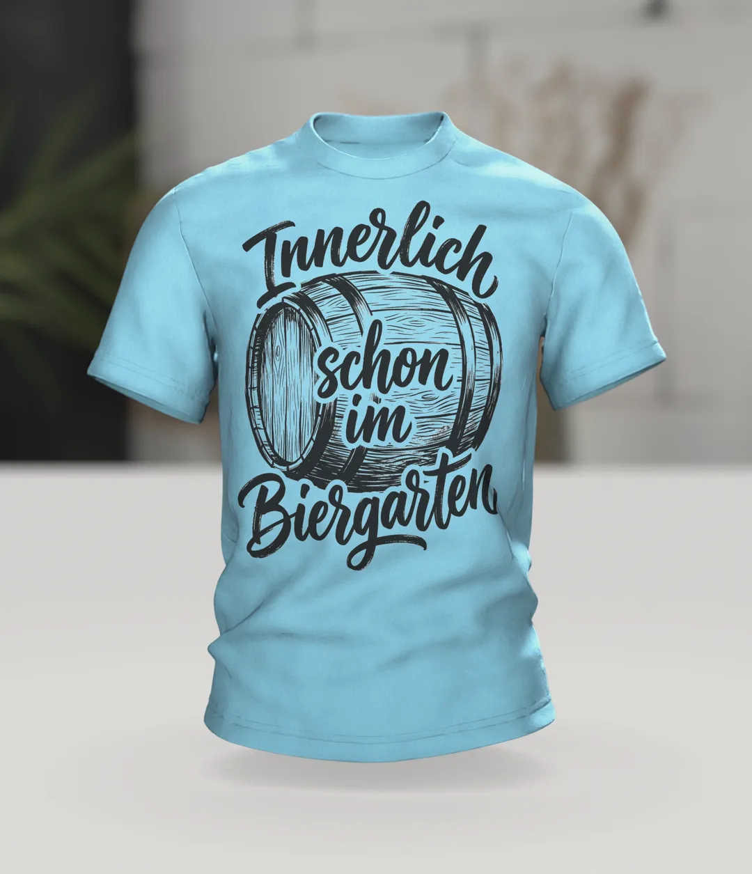 Biergarten T-Shirt "Innerlich schon im Biergarten", Holzfass mit Brush-Lettering, Im Raum