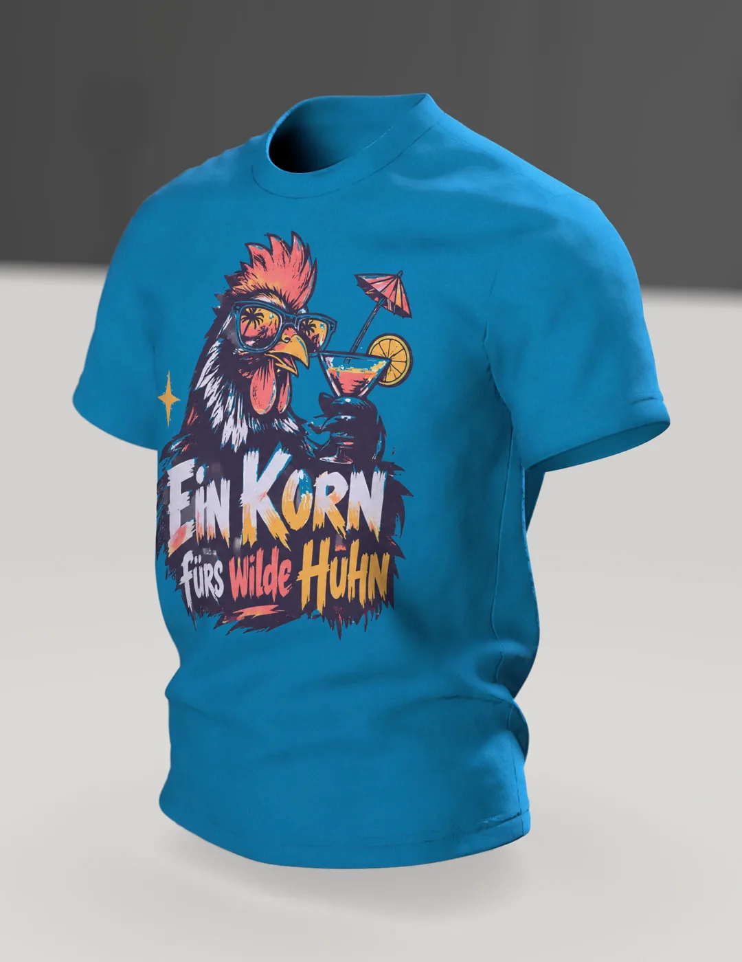 Ein Korn fürs wilde Huhn T-Shirt: Party-Hahn mit Sonnenbrille und Cocktail, Pinselschrift, Rückenprint, Im Raum, schräg