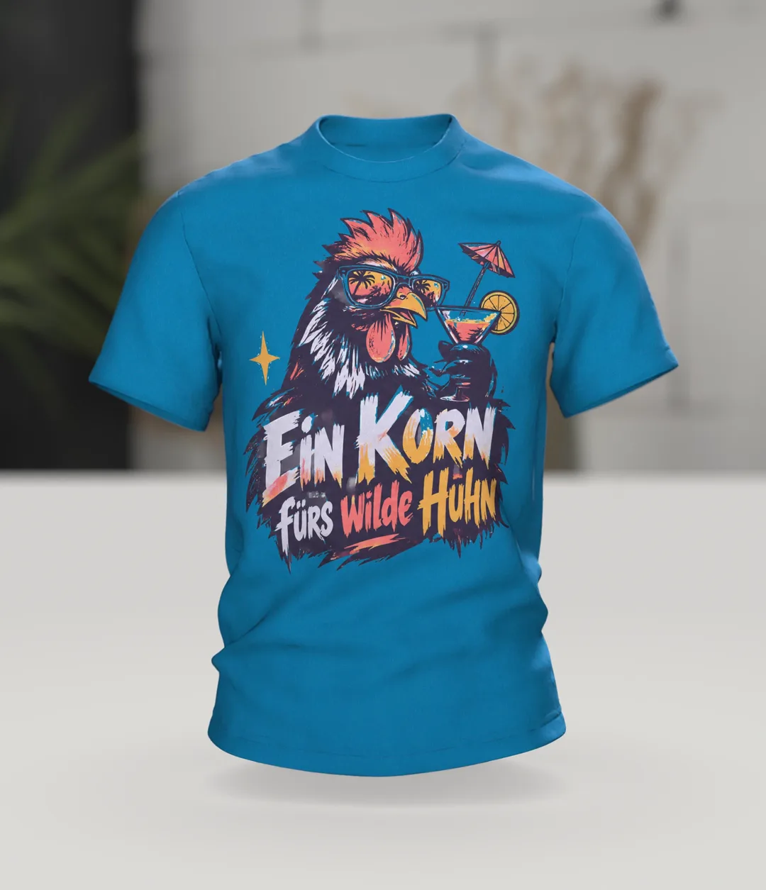 Ein Korn fürs wilde Huhn T-Shirt: Party-Hahn mit Sonnenbrille und Cocktail, Pinselschrift, Rückenprint, Im Raum