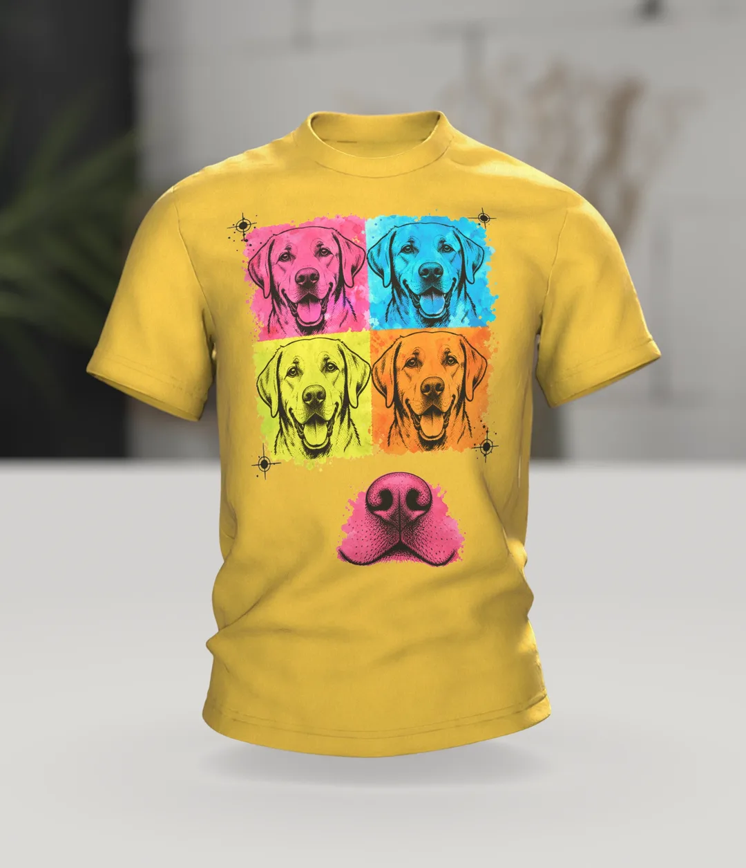 Labrador T-Shirt, Pop-Art Vierfach-Porträt mit rosa Schnauzen-Rücken, Im Raum