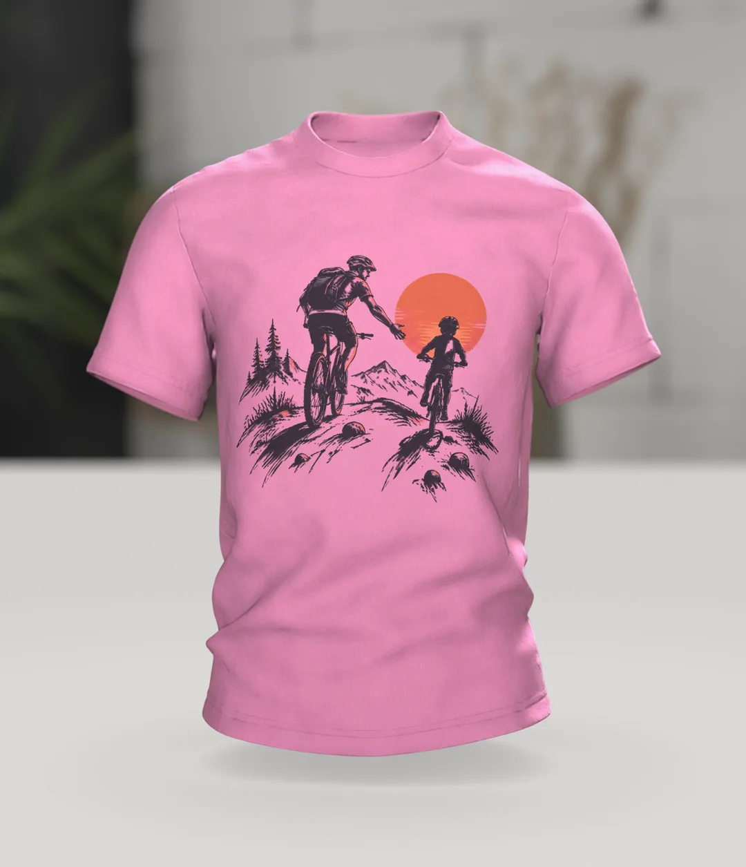 Mountainbiker T-Shirt: Vater und Kind auf Mountainbikes vor großer Sonne, Tusche-Silhouette als Geschenk für Papa, Im Raum