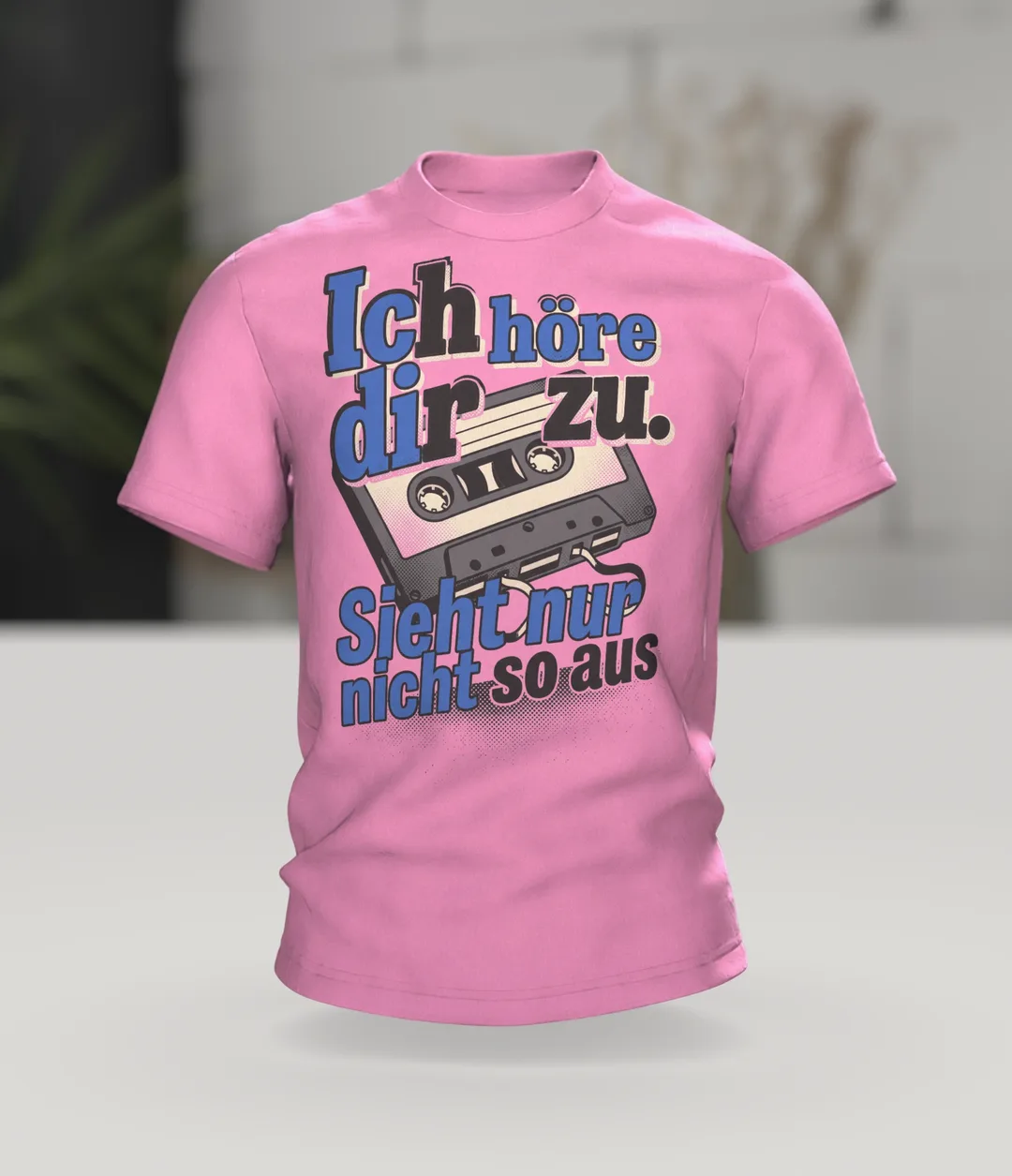 Kassette T-Shirt "Ich höre dir zu. Sieht nur nicht so aus", Retro Pop-Art Spruch, Im Raum