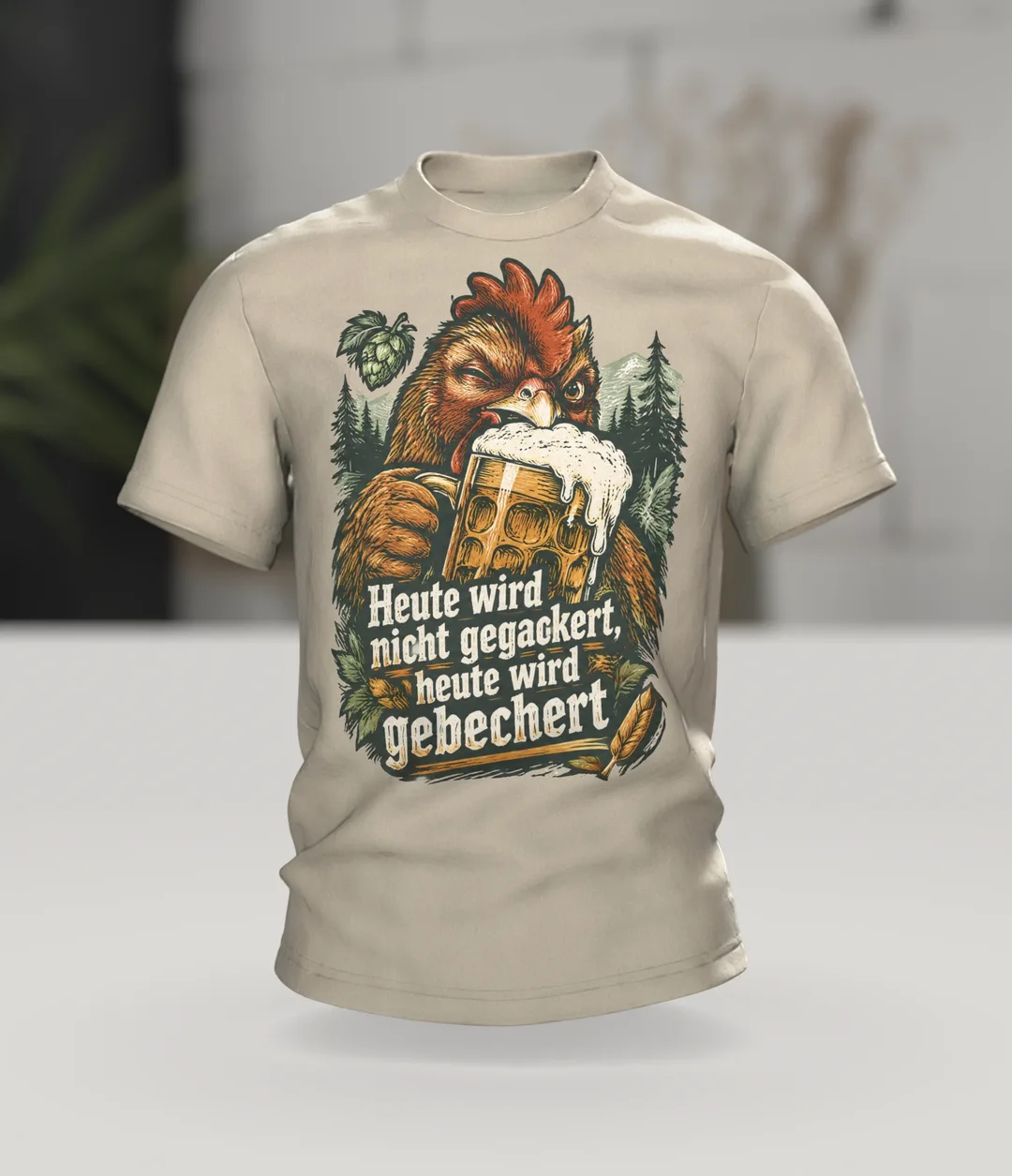 Heute wird nicht gegackert, heute wird gebechert T-Shirt: Hahn mit Bierkrug im Holzschnitt-Stil, Rückenprint, Im Raum