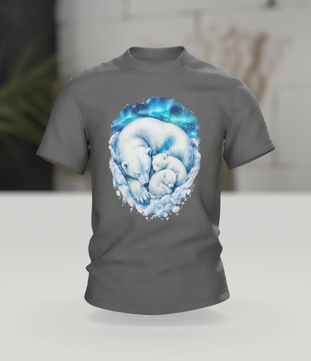 Eisbär T-Shirt: Schlafende Eisbärfamilie im Polarlicht, Im Raum