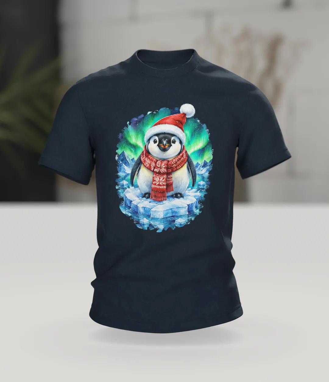 Pinguin Weihnachten T-Shirt: Pinguin im Polarlicht, Im Raum