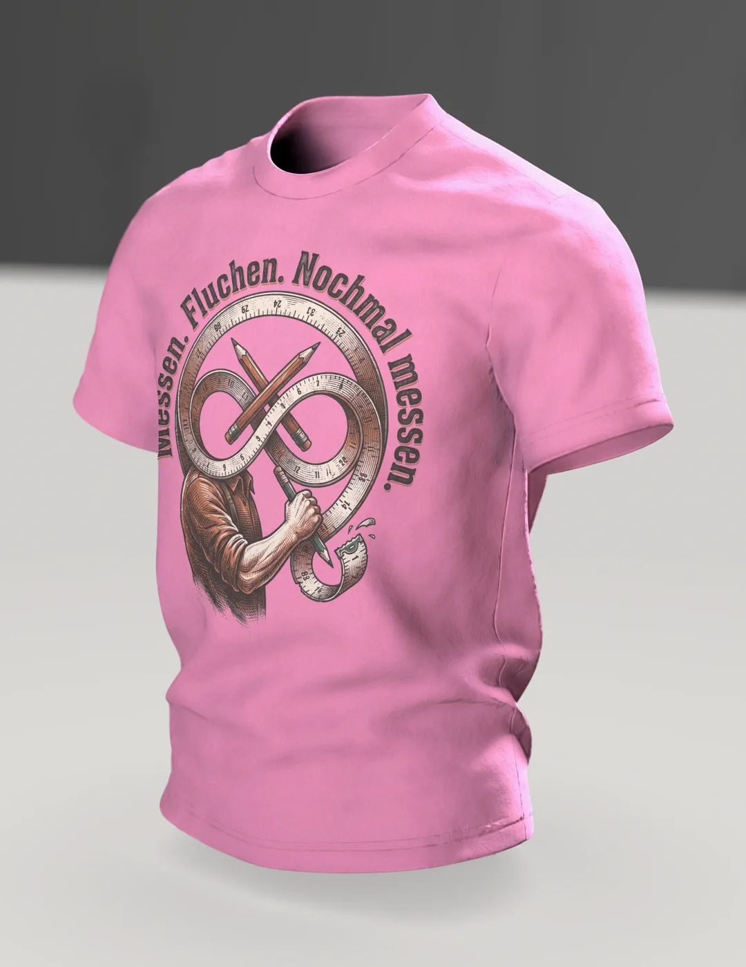 Handwerker T-Shirt "Messen. Fluchen. Nochmal messen.", Maßband-Emblem im Holzschnitt-Stil, Im Raum, schräg