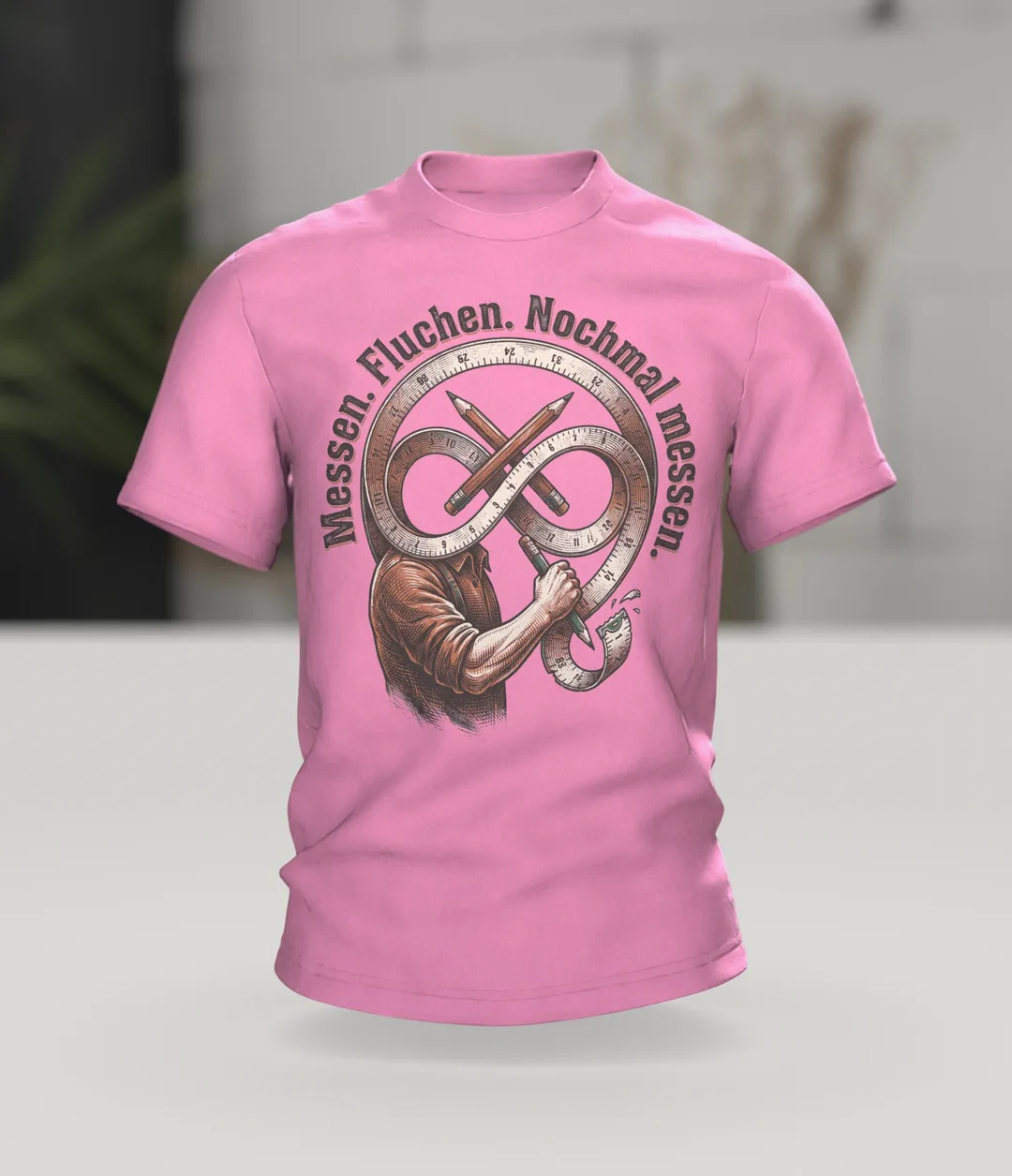 Handwerker T-Shirt "Messen. Fluchen. Nochmal messen.", Maßband-Emblem im Holzschnitt-Stil, Im Raum