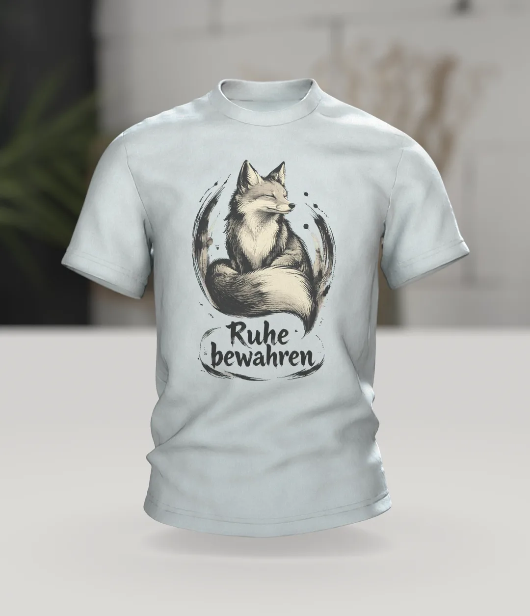 Fuchs Spruch T-Shirt „Ruhe bewahren“ in Tusche-Optik, Im Raum