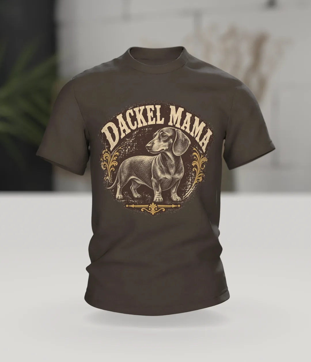Dackel Mama T-Shirt, Vintage Gravur-Emblem im Used-Look mit Pfoten-Stempel, Im Raum