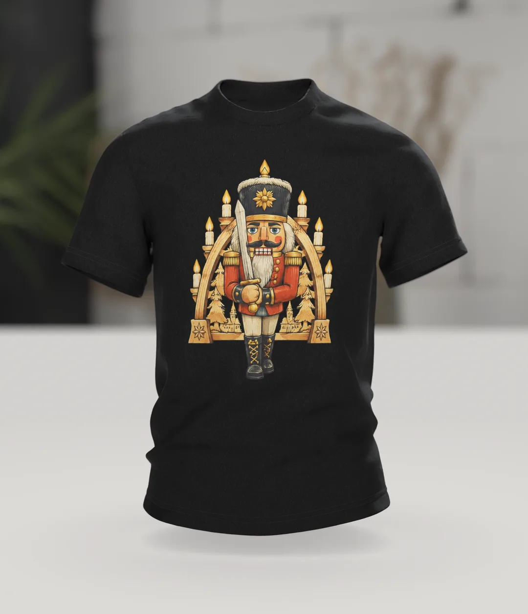 Nussknacker T-Shirt: Holzsoldat vor dem Schwibbogen, Im Raum
