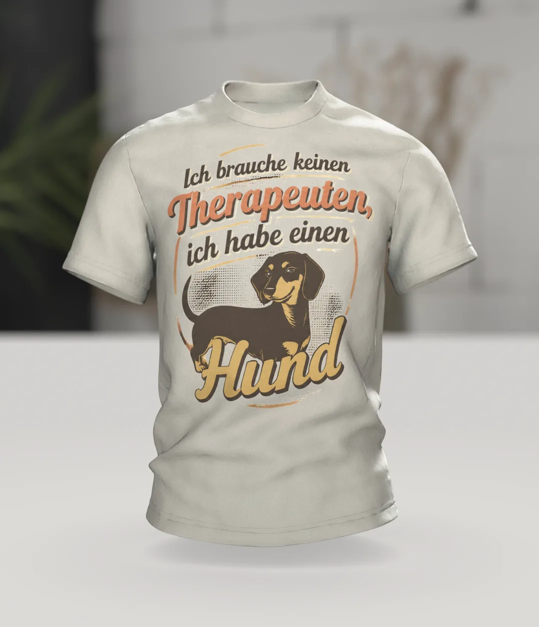 Hunde Spruch T-Shirt: „Ich brauche keinen Therapeuten, ich habe einen Hund“, Dackel im Retro-Schriftbild, hinten Dackelkopf, Im Raum