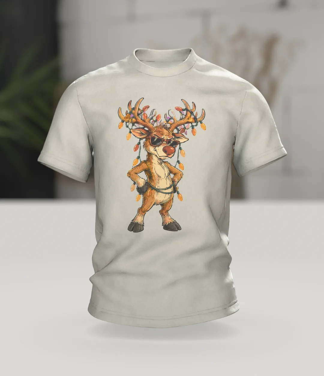 Rentier mit Sonnenbrille T-Shirt: grimmig, Lichterkette im Geweih, Retro Comic, lustig zu Weihnachten, Herren und Damen, Im Raum