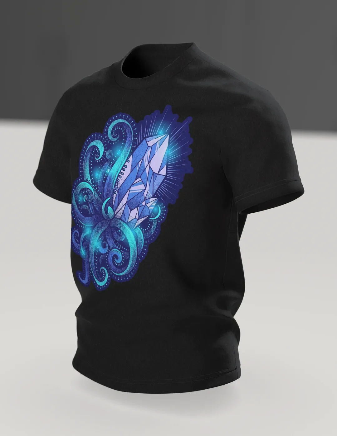 Kristall Tentakel T-Shirt, Tiefsee-Dotwork mit Cyan-Glow in Blau auf Dunkel, Im Raum, schräg