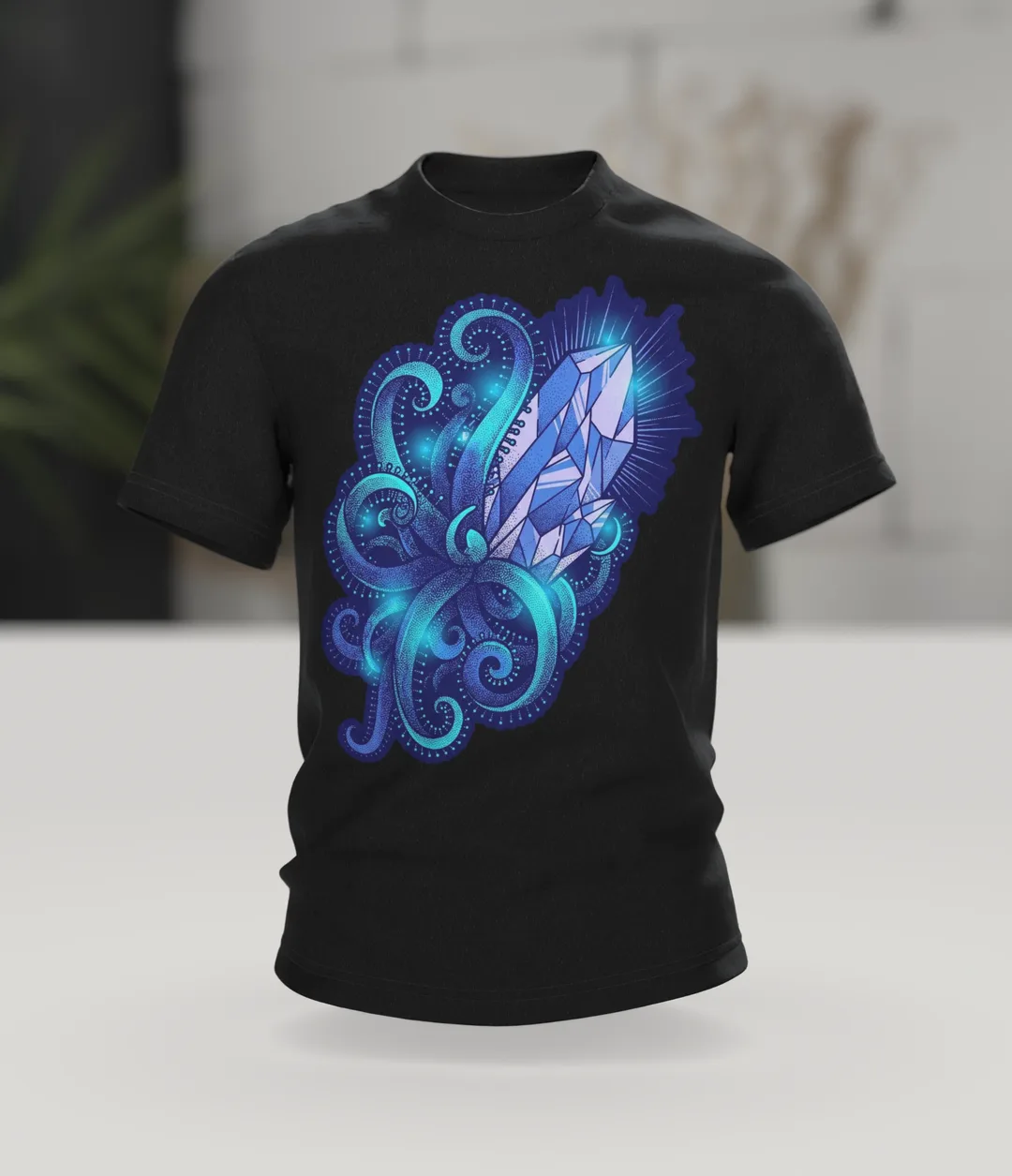 Kristall Tentakel T-Shirt, Tiefsee-Dotwork mit Cyan-Glow in Blau auf Dunkel, Im Raum