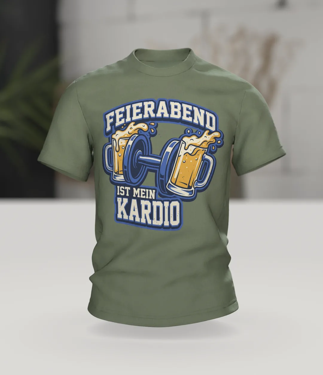 Bierkrug Hantel T-Shirt "Feierabend ist mein Kardio", Vereinswappen vorn, Kronkorken-Sneaker hinten, Im Raum