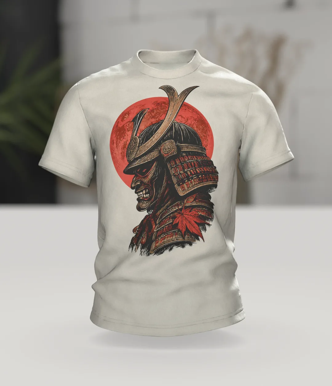 Samurai Kabuto Helm T-Shirt, Holzschnitt-Rüstung mit Maske vor rotem Mond, Krieger mit Katana am Rücken, Im Raum
