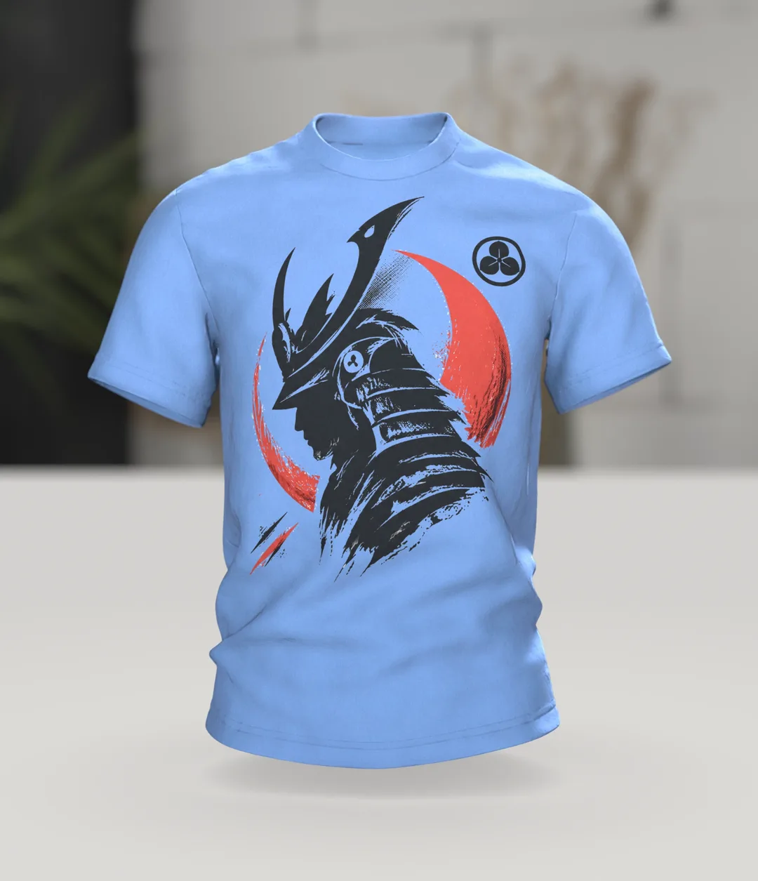 Samurai Silhouette T-Shirt, schwarze Schablonen-Büste mit Helm vor roter Mondsichel, Kabuto-Wappen am Rücken, Im Raum