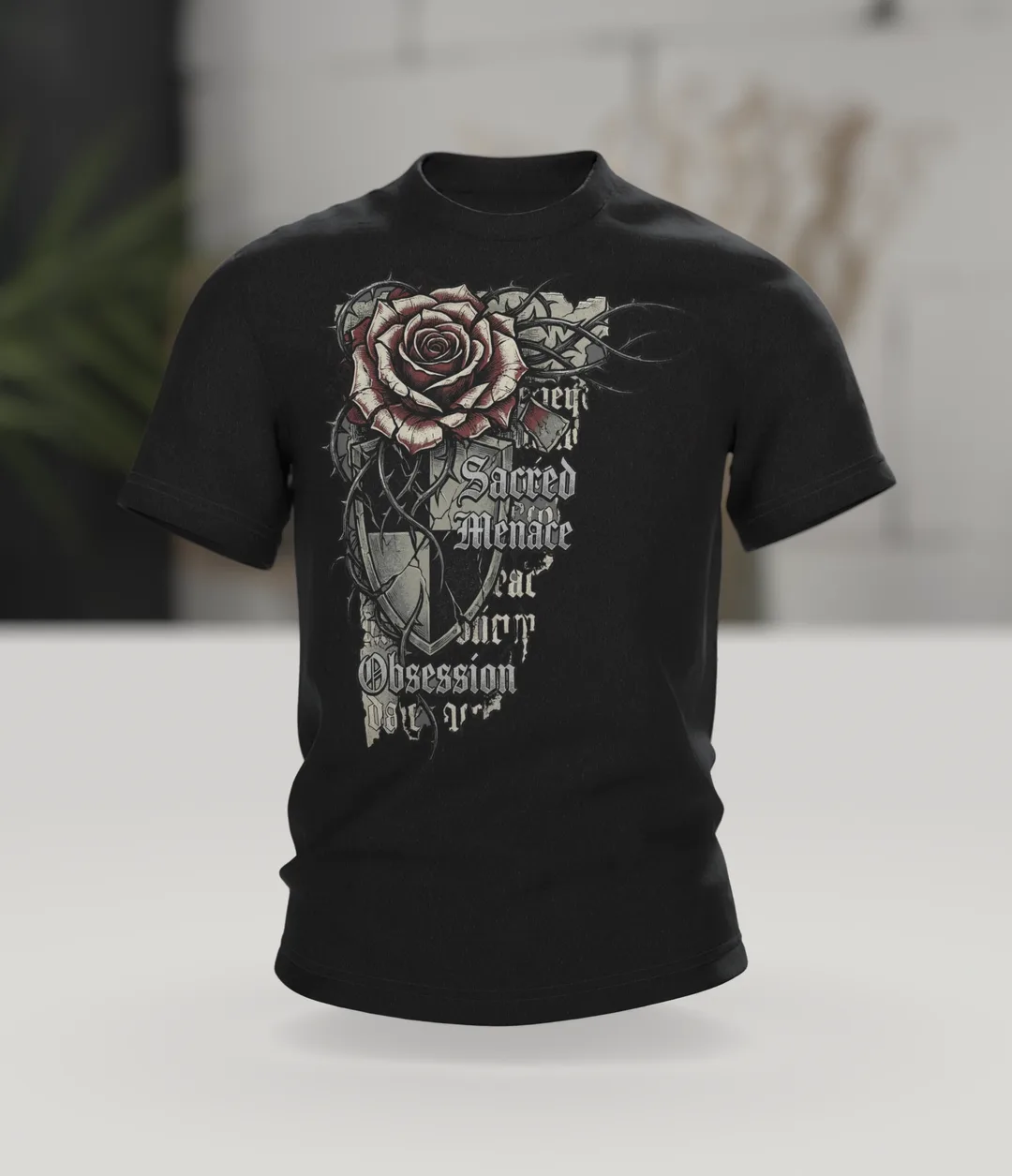 Gothic Dornenrose T-Shirt mit Wappenschild und Fraktur-Zeilen "Sacred Menace Obsession", Im Raum