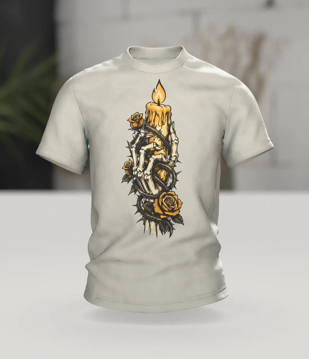 Skelett Hand mit Kerze und Rosen T-Shirt, Tattoo-Flash-Stil in Schwarz und Gold, Im Raum