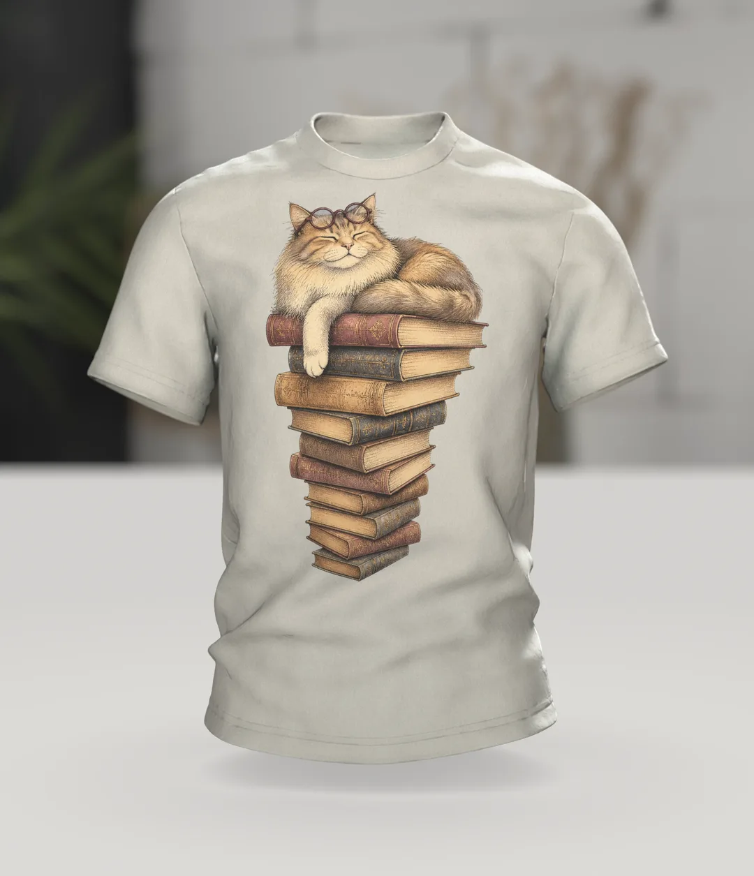 Katze mit Brille auf dem Bücherstapel T-Shirt, Vintage-Illustration in Sepia und Dunkelrot, Im Raum