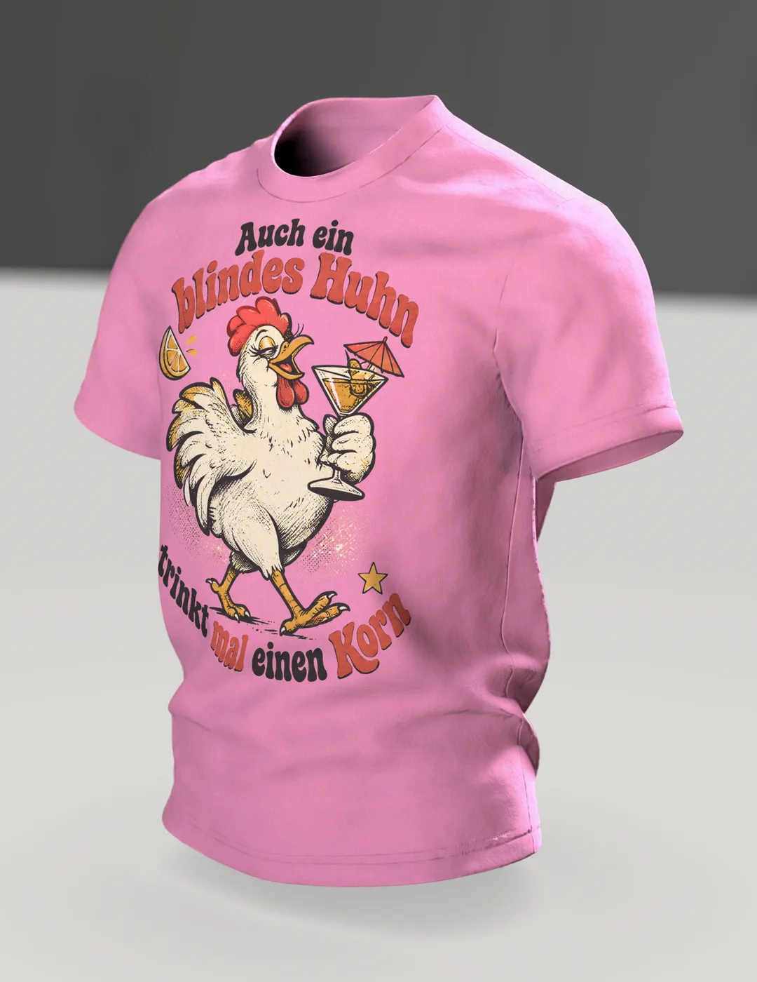 Auch ein blindes Huhn trinkt mal einen Korn T-Shirt: Retro-Huhn mit Cocktail, Saufspruch vorn, Rückenprint, Im Raum, schräg