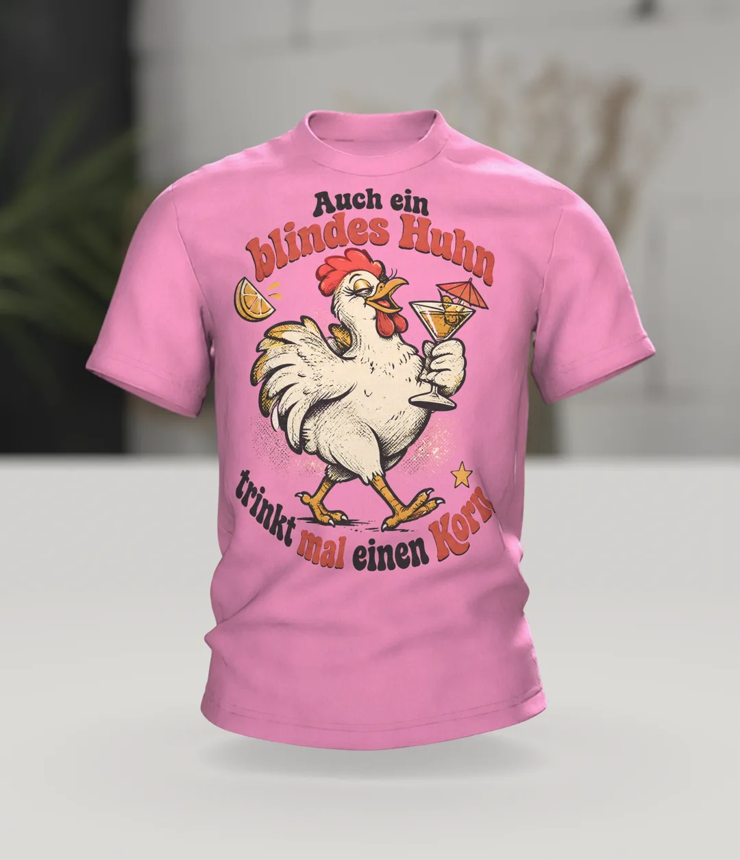Auch ein blindes Huhn trinkt mal einen Korn T-Shirt: Retro-Huhn mit Cocktail, Saufspruch vorn, Rückenprint, Im Raum