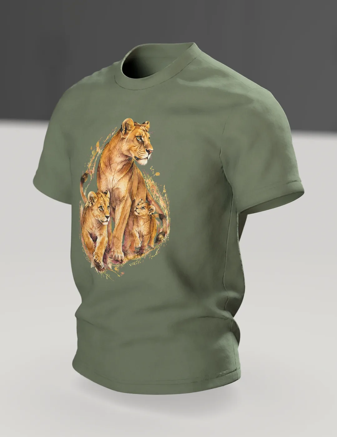 Löwenmama T-Shirt: Löwin mit zwei Jungen als Aquarell mit Kintsugi-Goldlinien, Geschenk für Mama, Im Raum, schräg