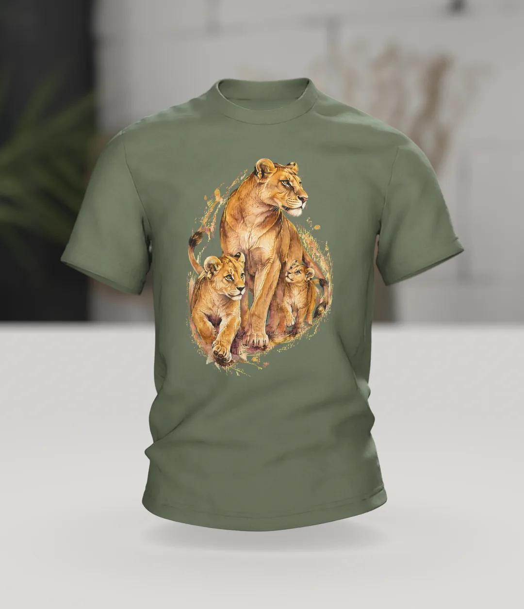Löwenmama T-Shirt: Löwin mit zwei Jungen als Aquarell mit Kintsugi-Goldlinien, Geschenk für Mama, Im Raum