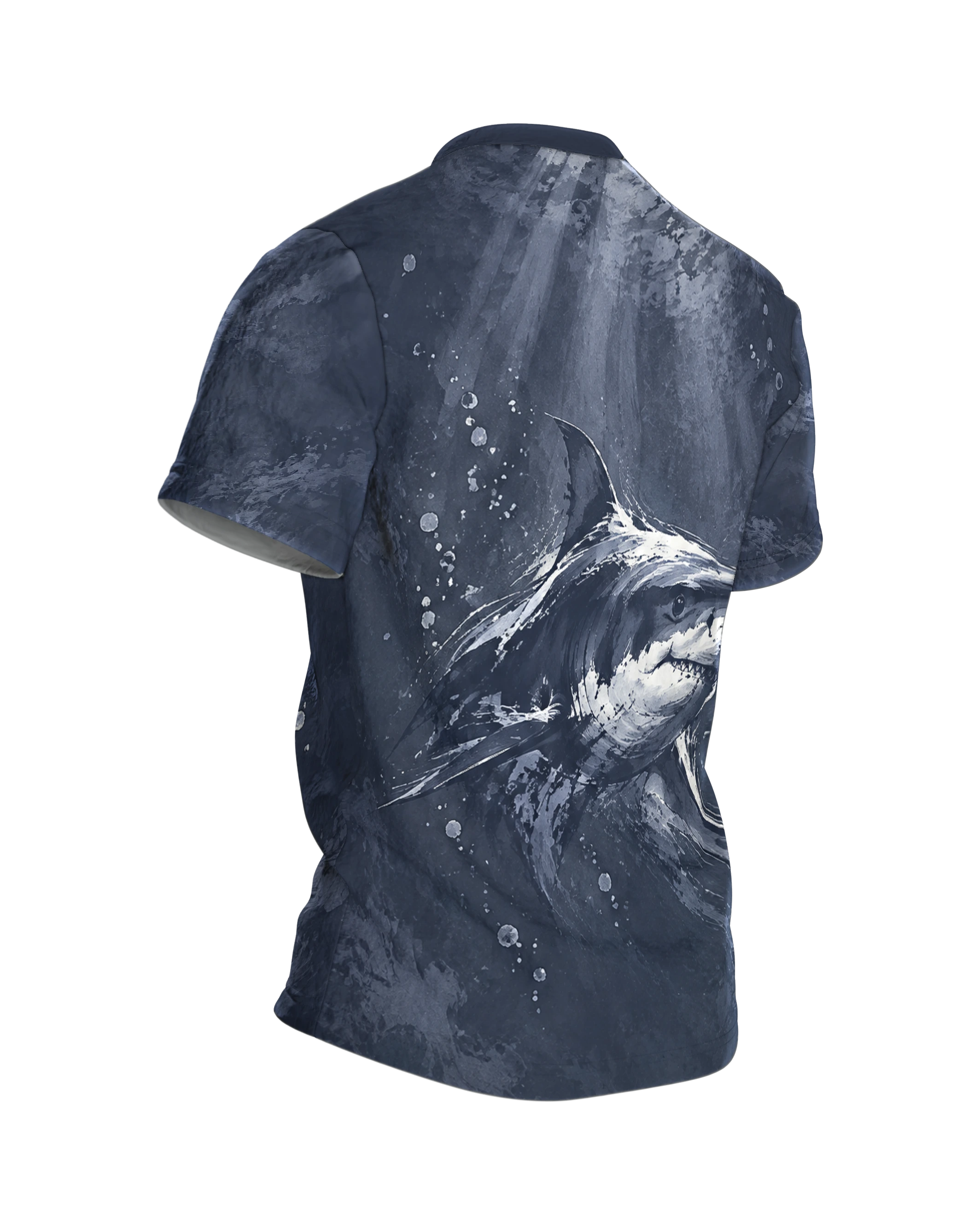 Weißer Hai T-Shirt: Haikopf aus groben Tuschestrichen auf Nachtblau, hinten der Hai unter Lichtstrahlen, rundum bedruckt, Rückseite schräg rechts