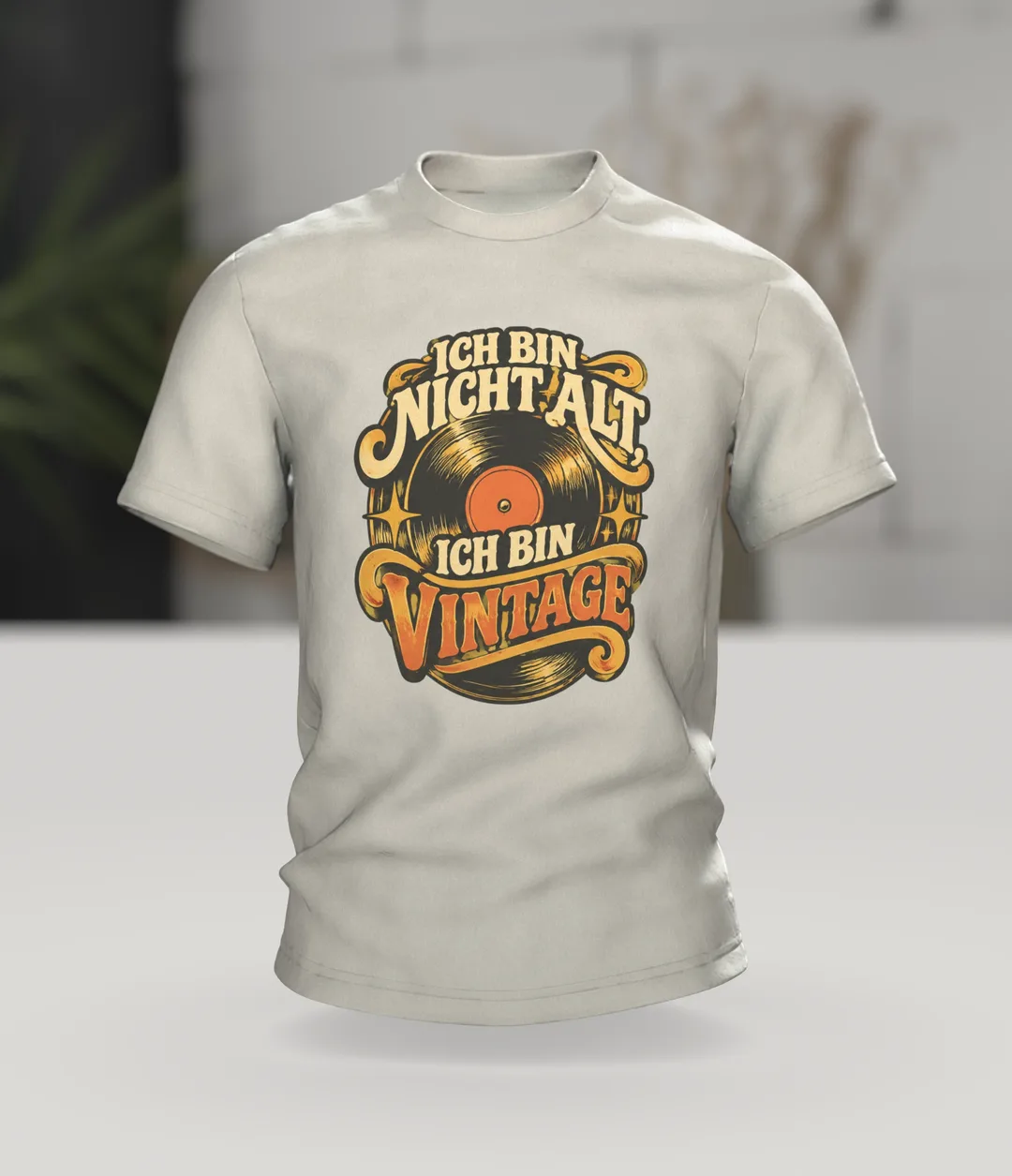 Schallplatte T-Shirt „ICH BIN NICHT ALT, ICH BIN VINTAGE“ mit Vinyl-Emblem, Retro 70er Schrift und Kopfhörer-Szene hinten, Im Raum