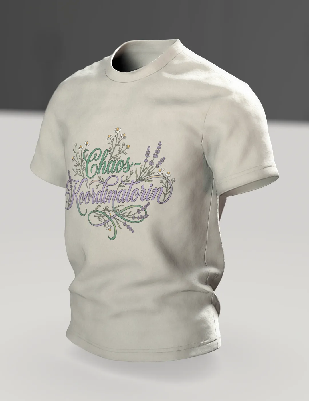 "Chaos-Koordinatorin" T-Shirt, Schreibschrift mit Lavendel und Kamille, Im Raum, schräg