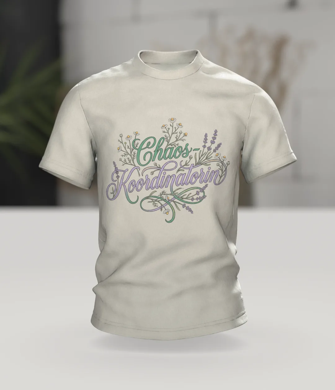 "Chaos-Koordinatorin" T-Shirt, Schreibschrift mit Lavendel und Kamille, Im Raum